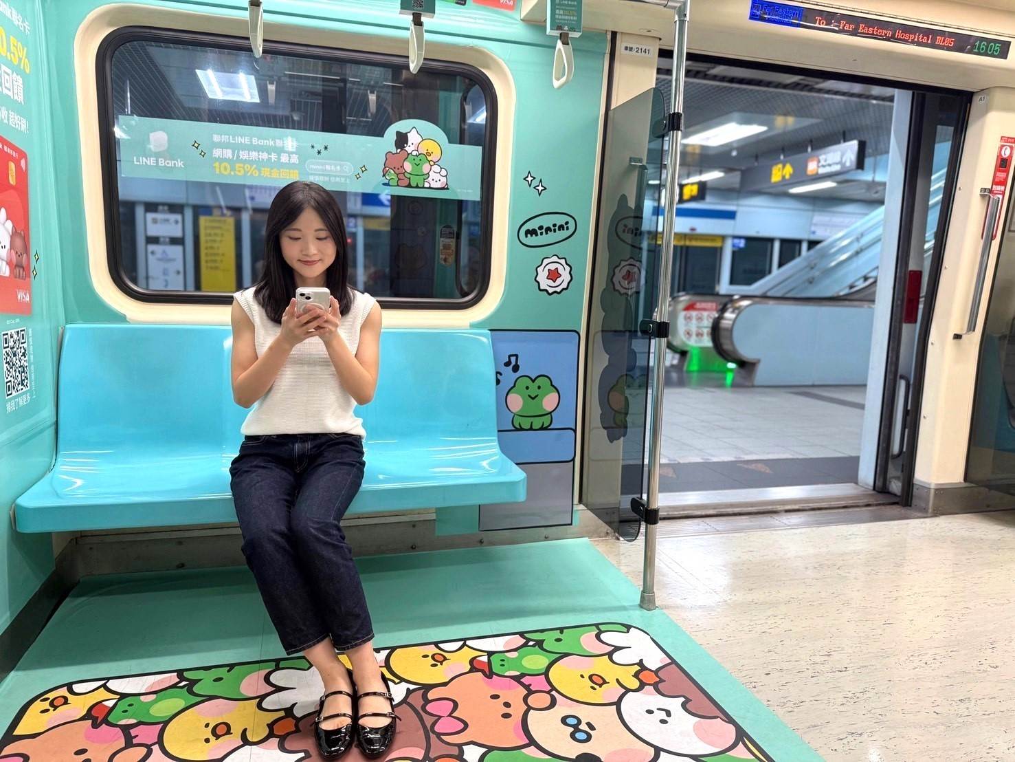 LINE Bank推薦北捷minini期間限定主題列車五大必拍重點，座位旁minini陪你「肩並肩」搭捷運，最適合自拍或拉朋友一起擺拍。（圖／LINE Bank提供）