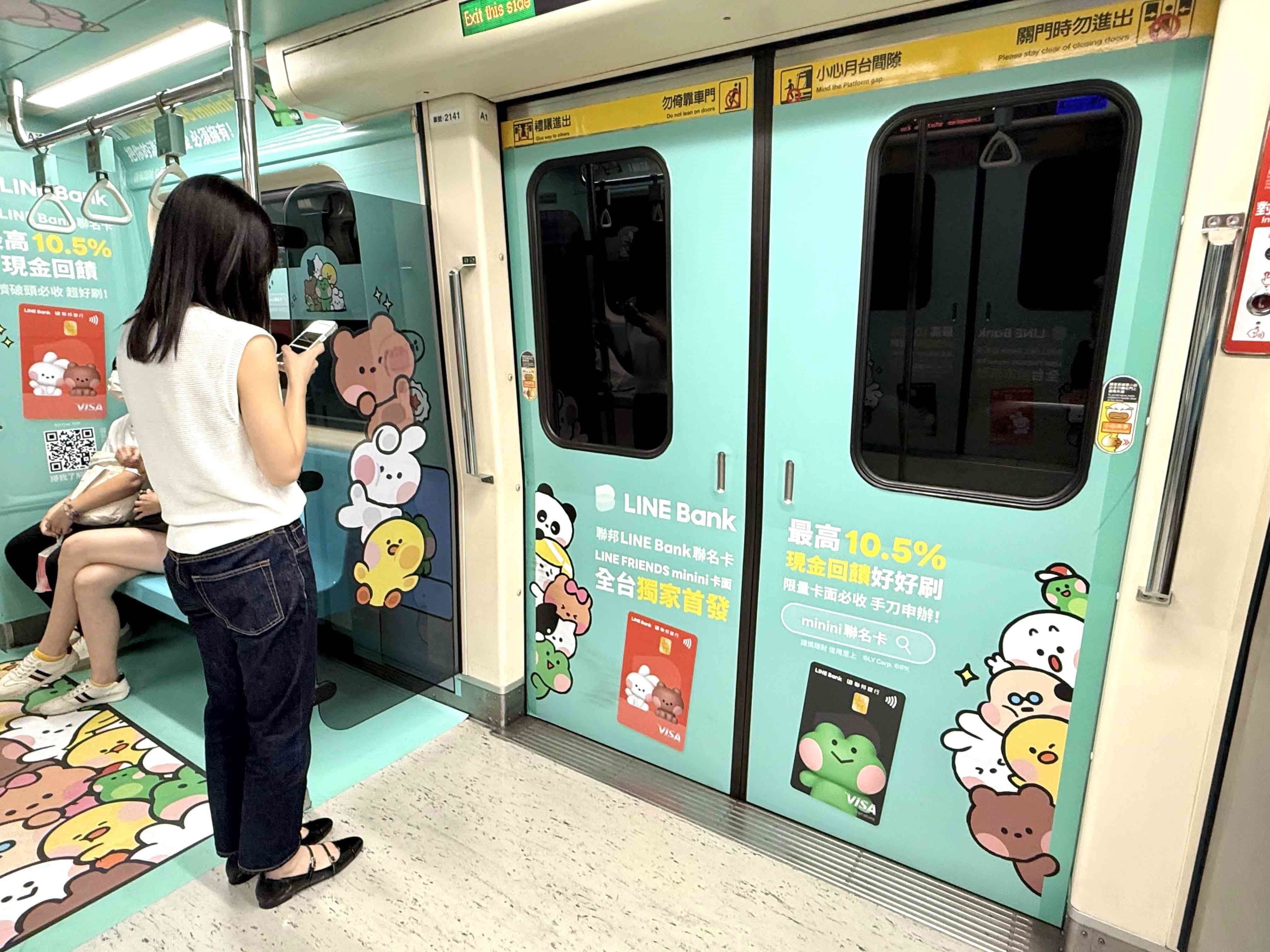 LINE Bank還推薦車門上可愛的minini們擠身探頭，跟你開心「打招呼」不妨來個手比愛心回應。（圖／LINE Bank提供）