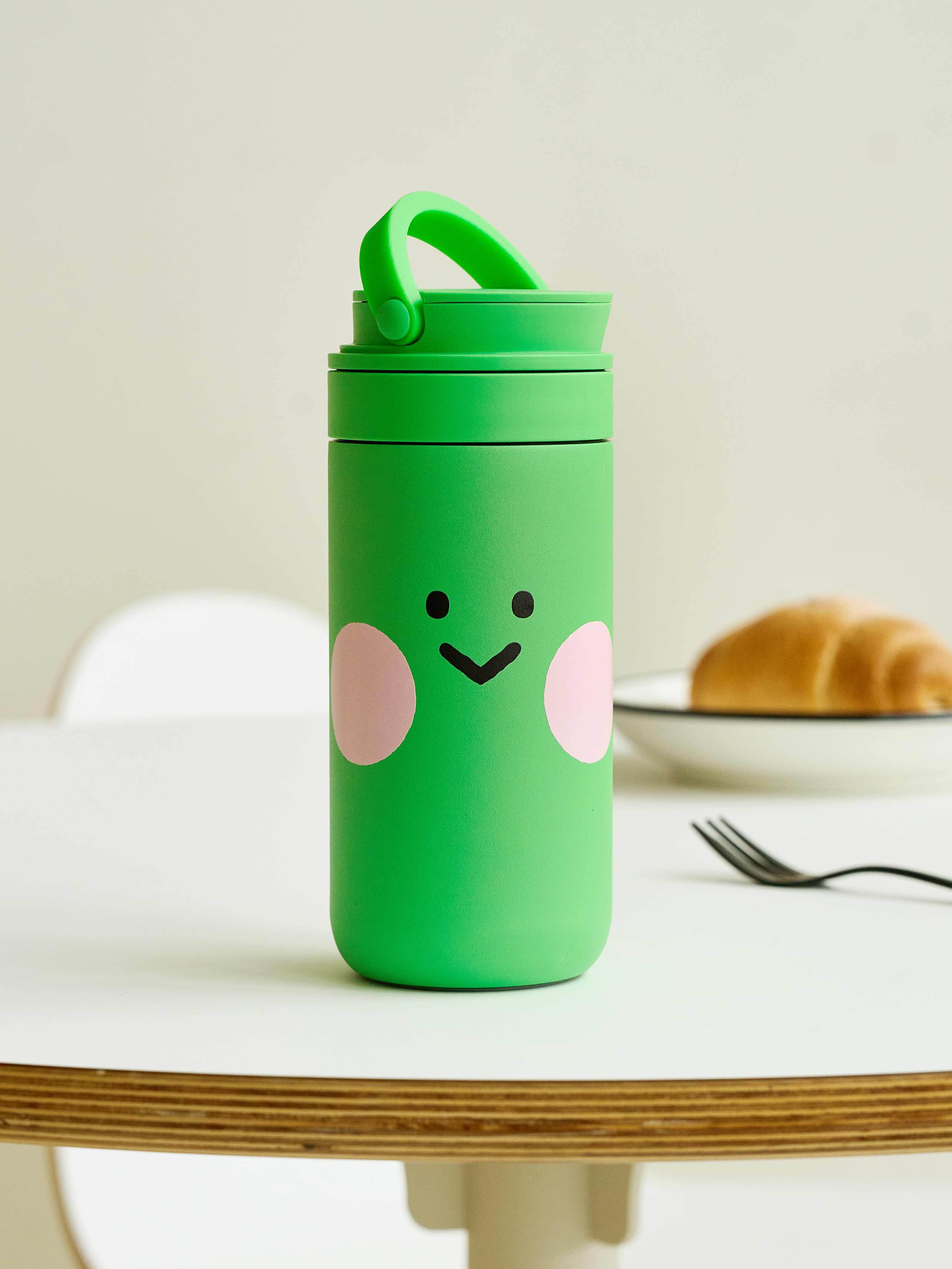 聯邦LINE Bank聯名卡首刷並滿足條件還能獲得市價880元的LINE FRIENDS 超可愛lenini限量保溫杯，倘若再動動手指推薦好友辦卡，還能再賺$300推薦獎金。（圖／LINE Bank提供）