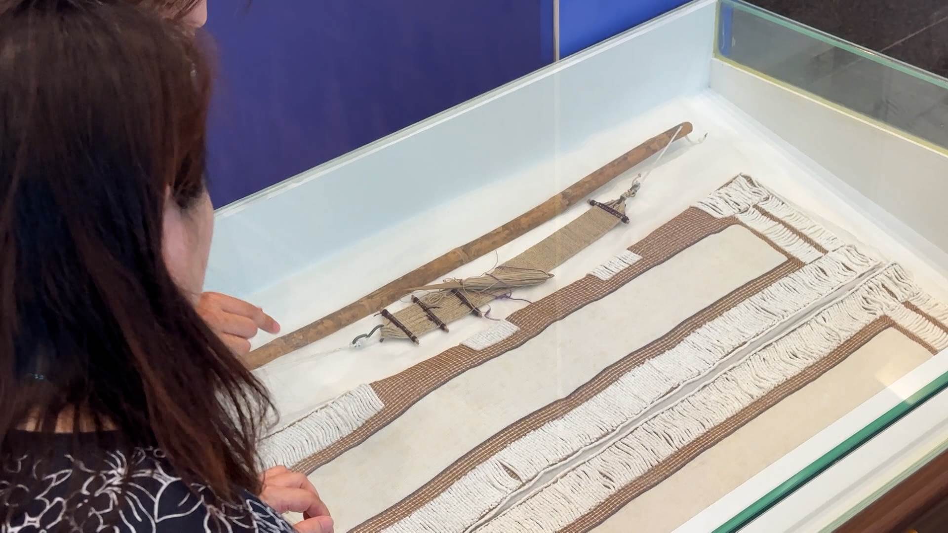 鎮館之寶「貝珠長衣」首度移展館外，成為現場焦點。 （圖／業者提供）