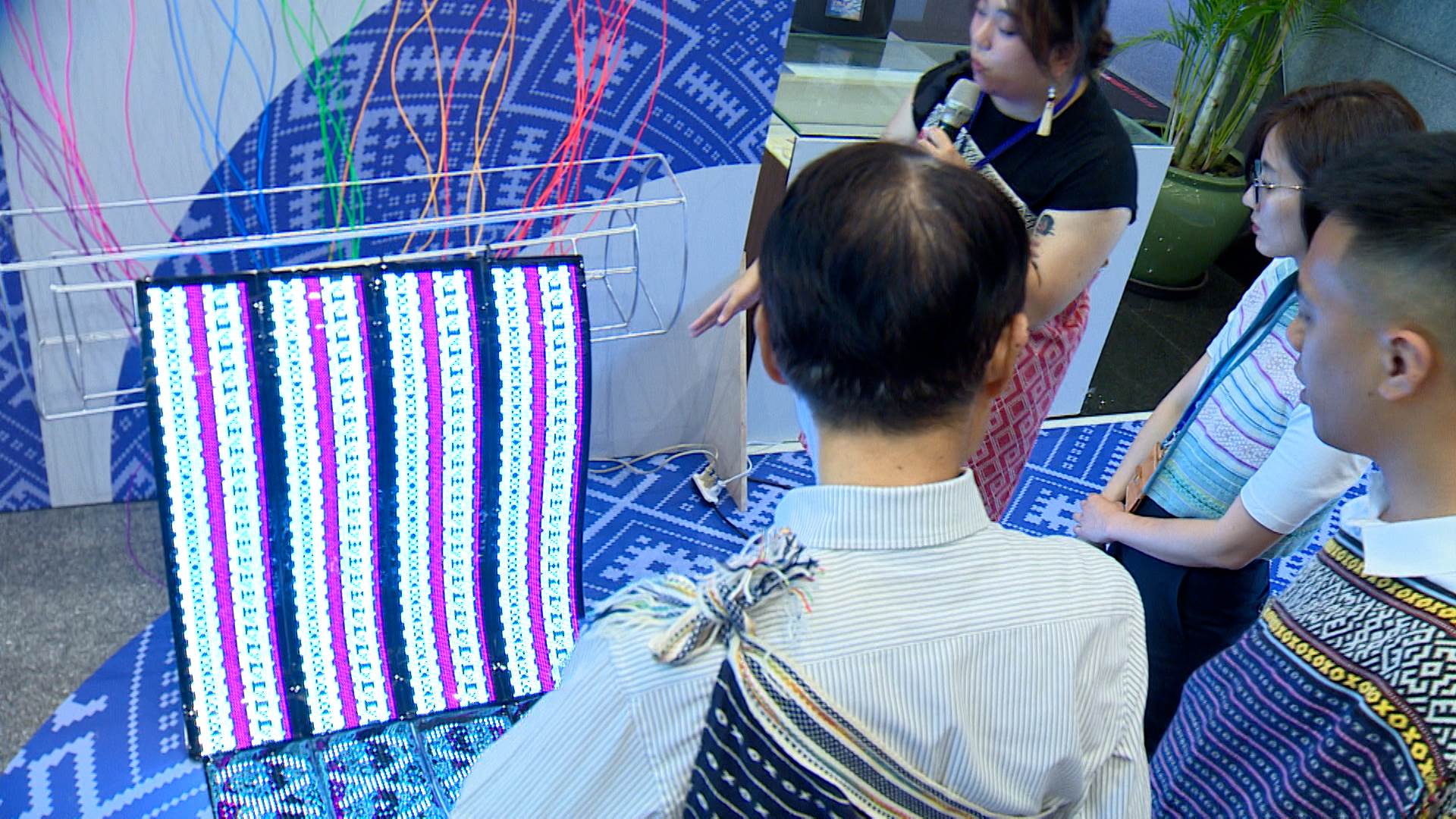 展場亦設置互動科技裝置，讓民眾親身體驗泰雅織布技藝。（圖／業者提供）