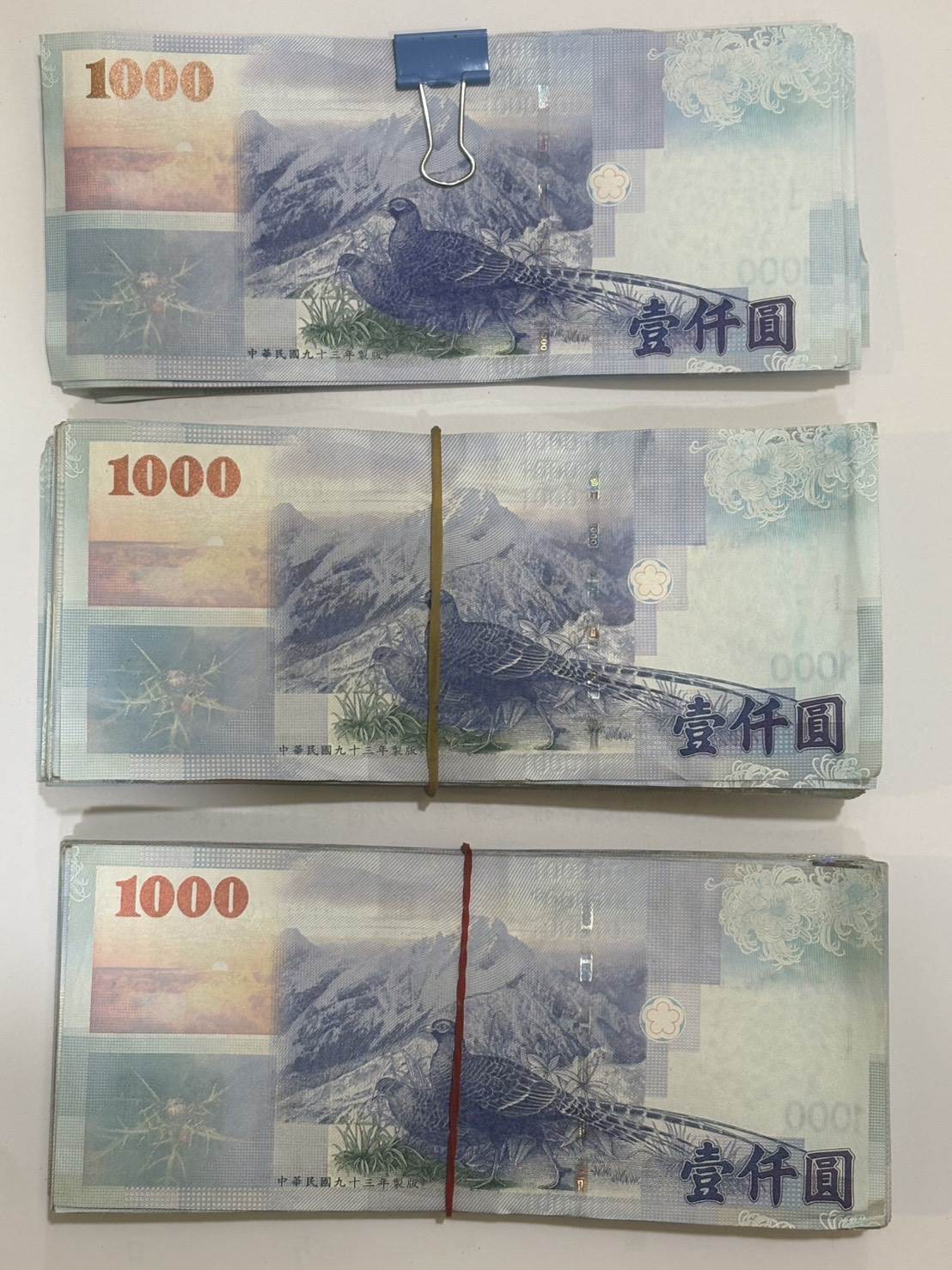 遭搶的21萬現金。翻攝畫面