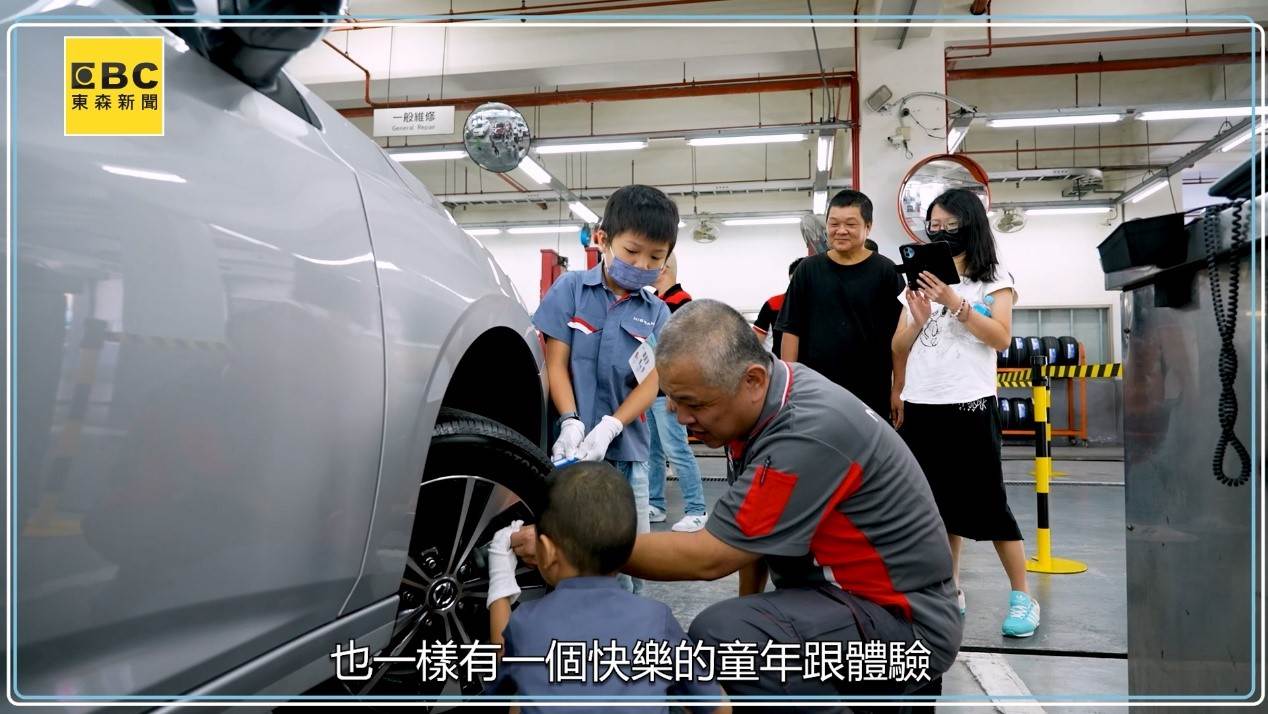 NISSAN讓小朋友親自動手操作，學習汽車構造。