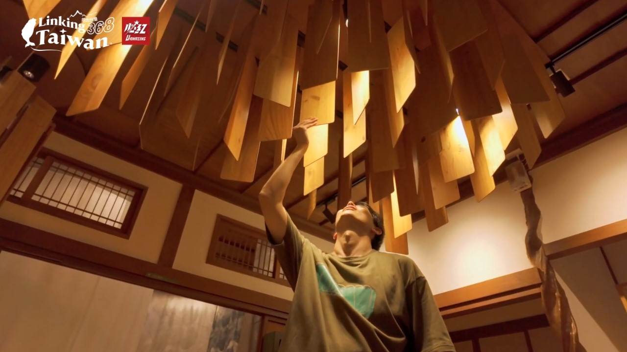 走進木材故事館，檜木與樟木香氣撲鼻，敲響木之鈴與木之琴，感受木材傳遞出的療癒旋律。（圖／《Linking 368 Taiwan恁去台灣》提供）