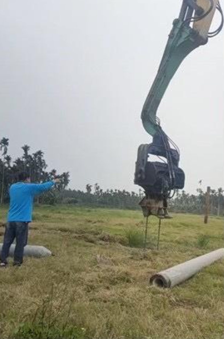 村長林榮慶（藍衣）阻止怪手施工，揚言動員抗爭、破壞機具，藉此要求回饋金。翻攝畫面