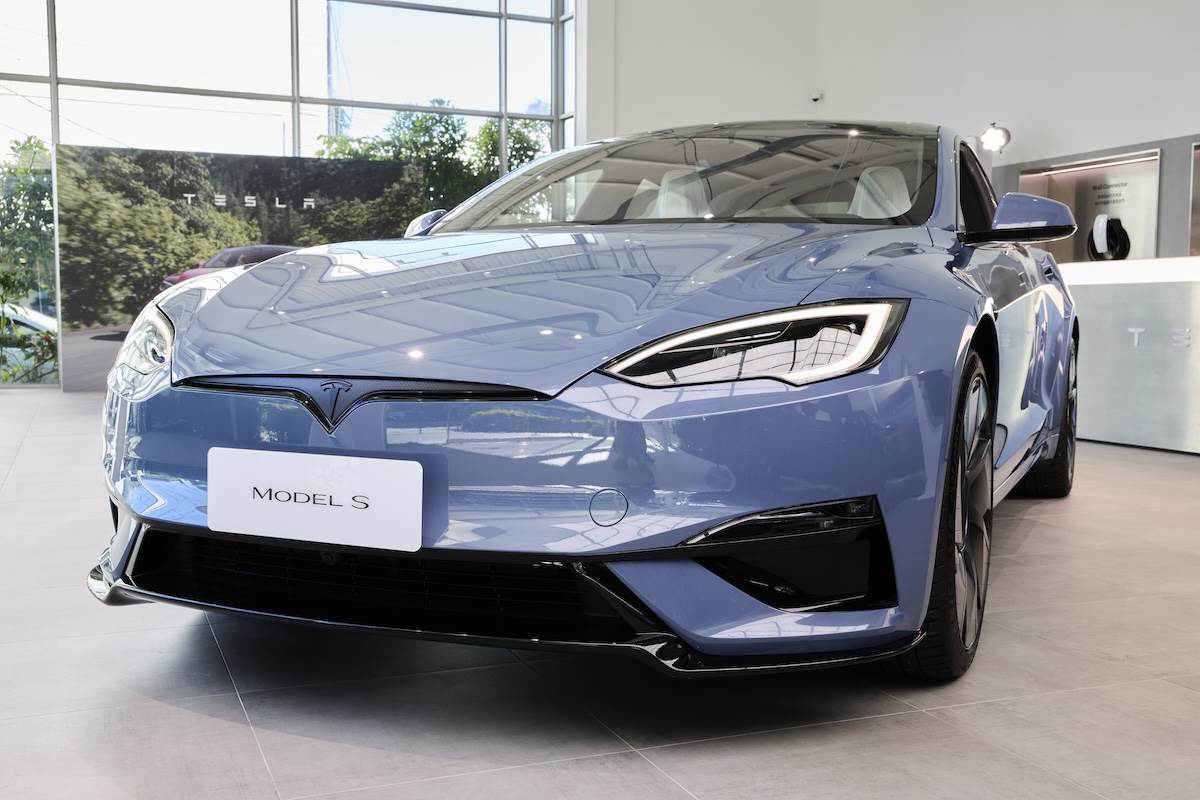 兩款車皆換上全新設計的前保險桿造型，並提供全新冰霜藍與曜石黑兩款車色選擇。（圖／Tesla提供）