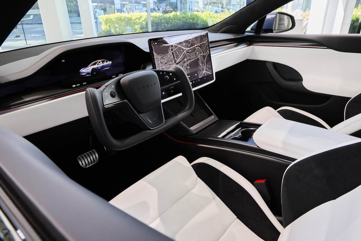 兩款車皆新增全光譜環艙氣氛燈，同時結合22組揚聲器與前後排雙觸控螢幕。（圖／Tesla提供）
