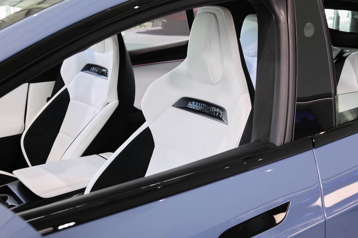 車室靜謐度再提升約10%，且重新調校懸吊阻尼、新增車底整流罩、全新隔音膠條與升級降噪套件，搭配前排通風座椅、全車加熱座椅。（圖／Tesla提供）