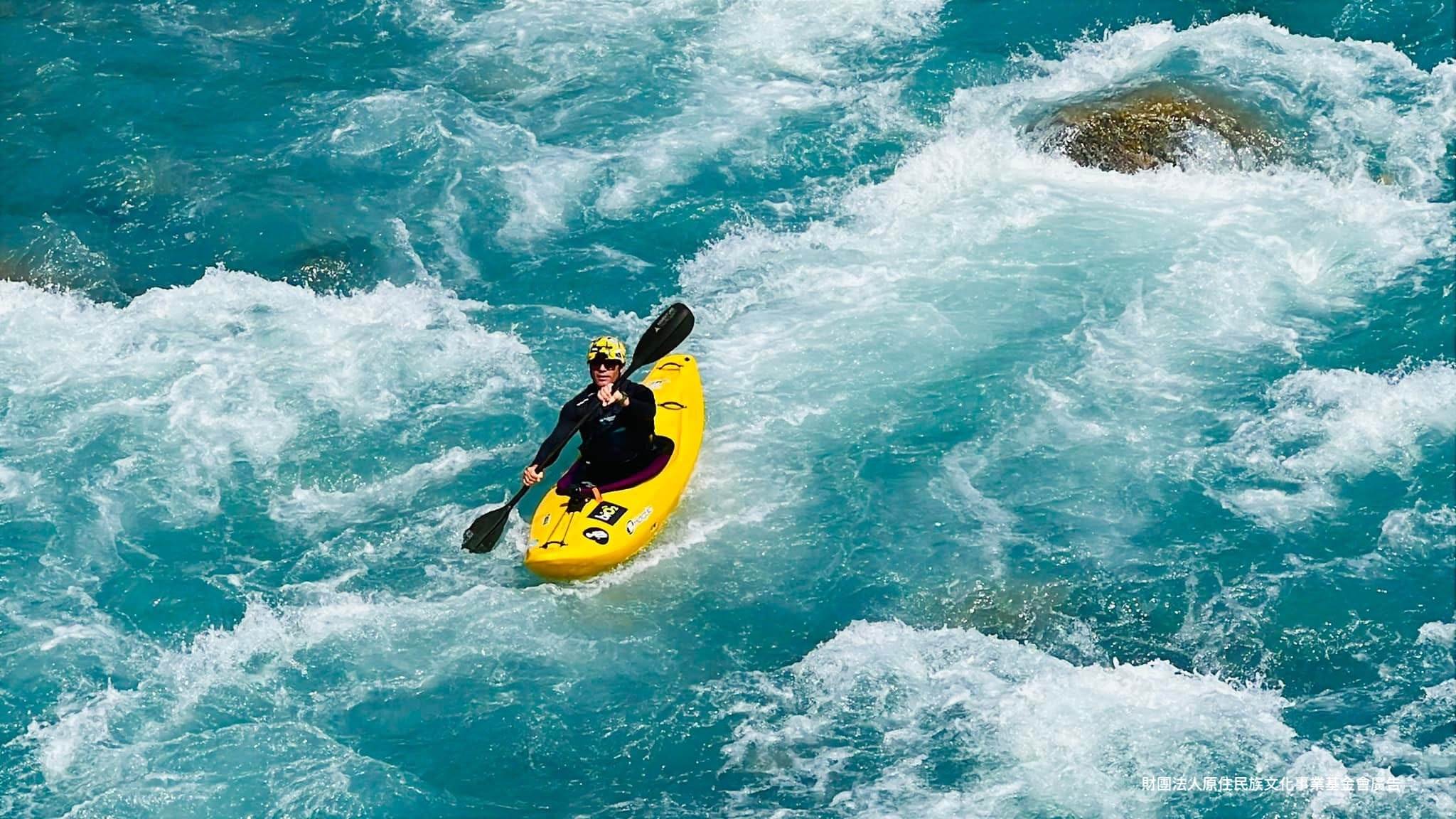 圖4-國際主⾓佩德羅.奧⼒⽡(Pedro Oliva)於荖濃溪激流中馳騁著。_0