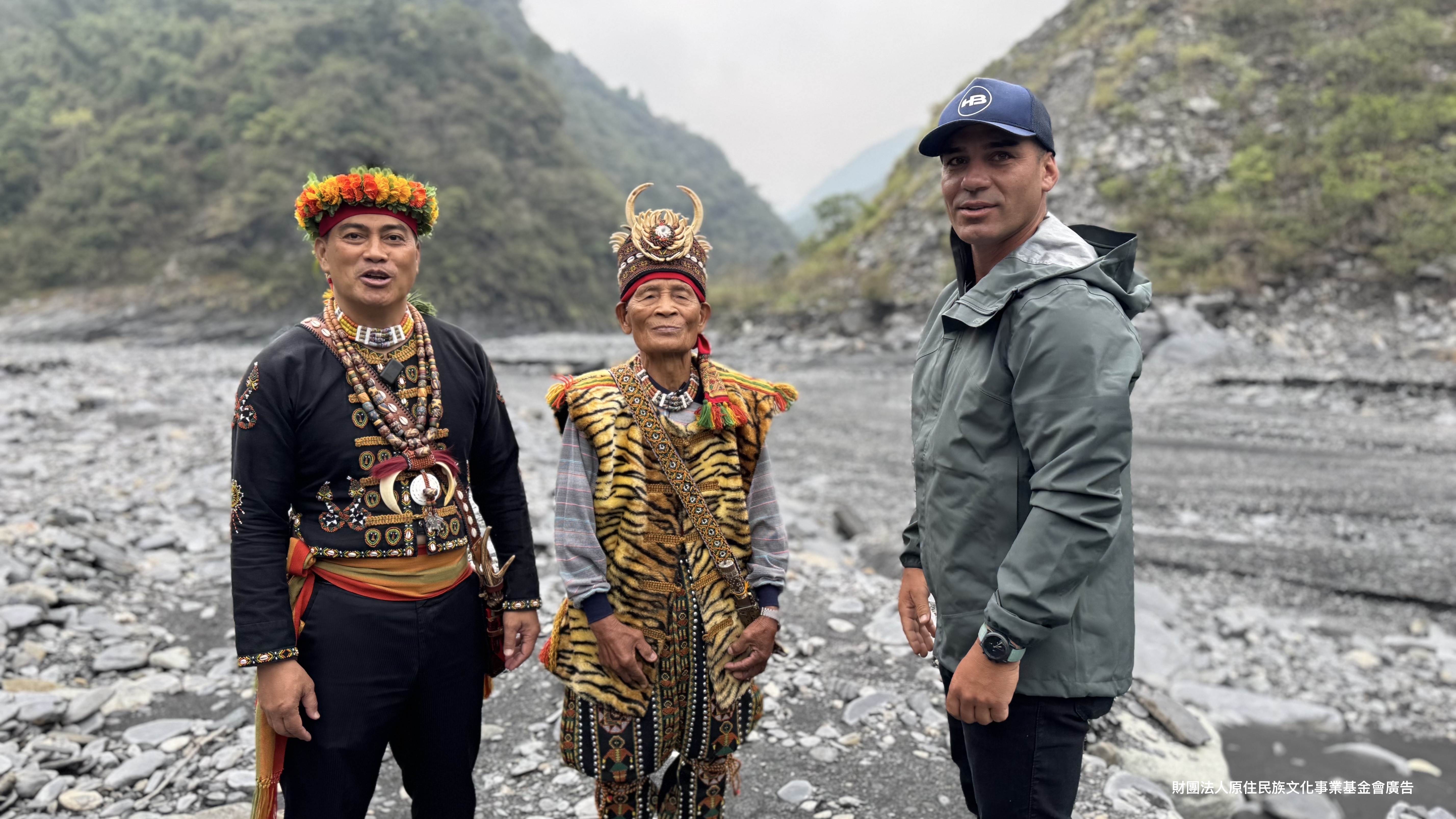 圖5-國際主角佩德羅.奧力瓦(Pedro Oliva)向多納部落⻑老請益水域神話及文化_0