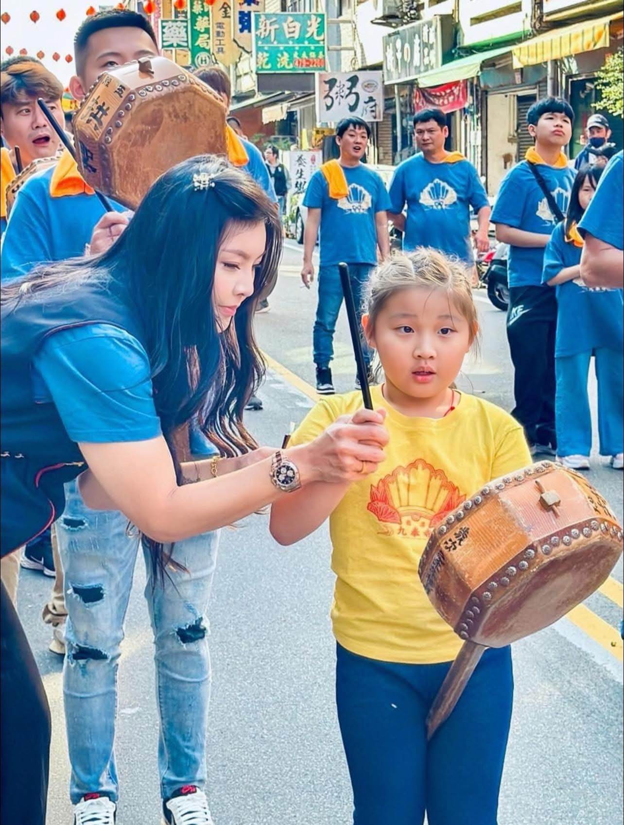  韋萲被稱為「叛逆少女回頭、佛心護台灣」的代表人物。（圖／ 我們這一家 日韓連線代購 提供）