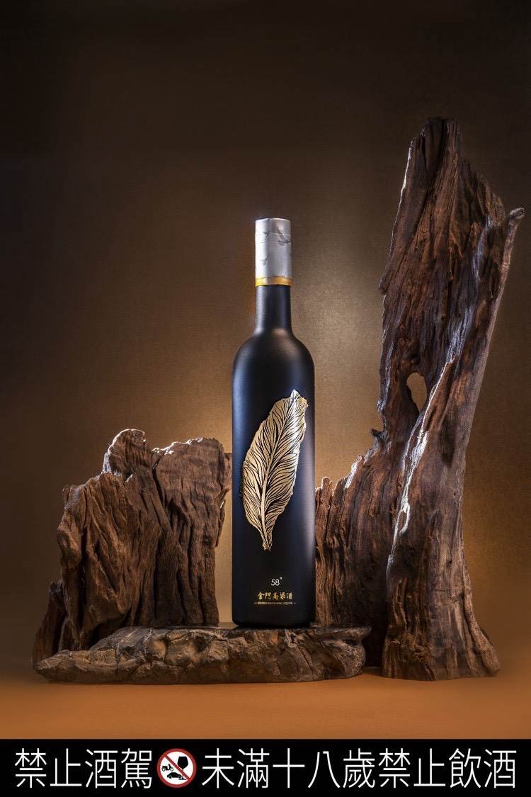 「窖藏恆久」金門高粱酒瓶身設計以羽毛勾勒台灣輪廓，展現沉穩雅致與深厚情感。（圖／昇恆昌提供）