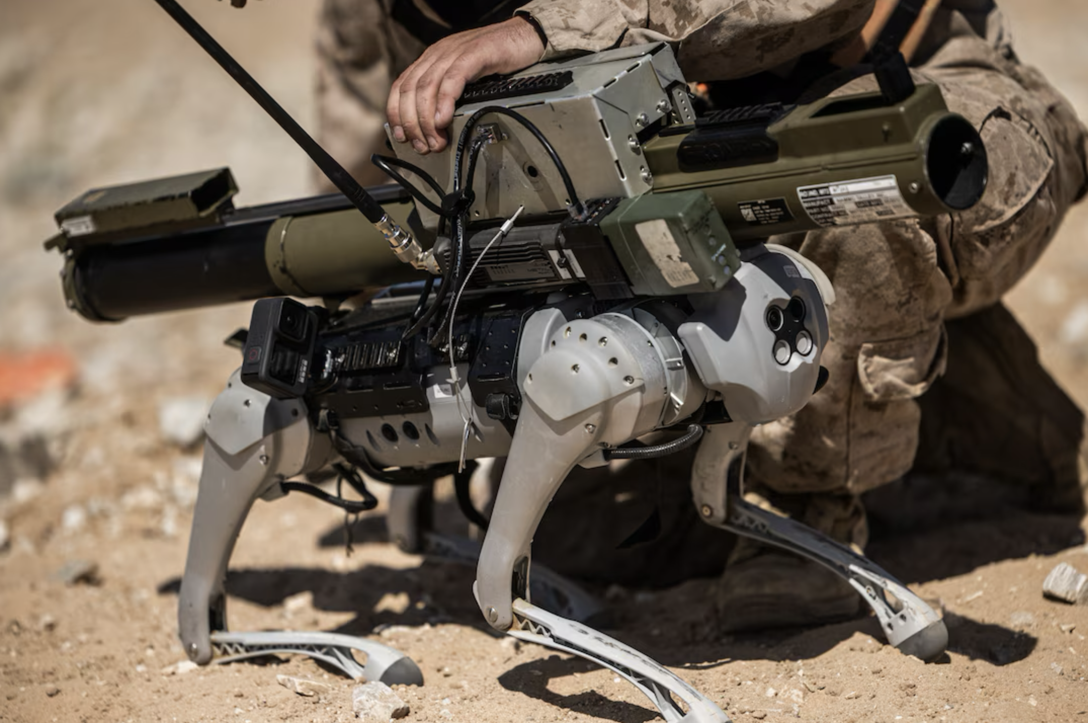 美國陸戰隊使用同款的機器狗當反裝甲武器載具,但引發資安疑慮後停用。(圖/U.S. Marine Corps photo by Lance Cpl. Justin Marty)
