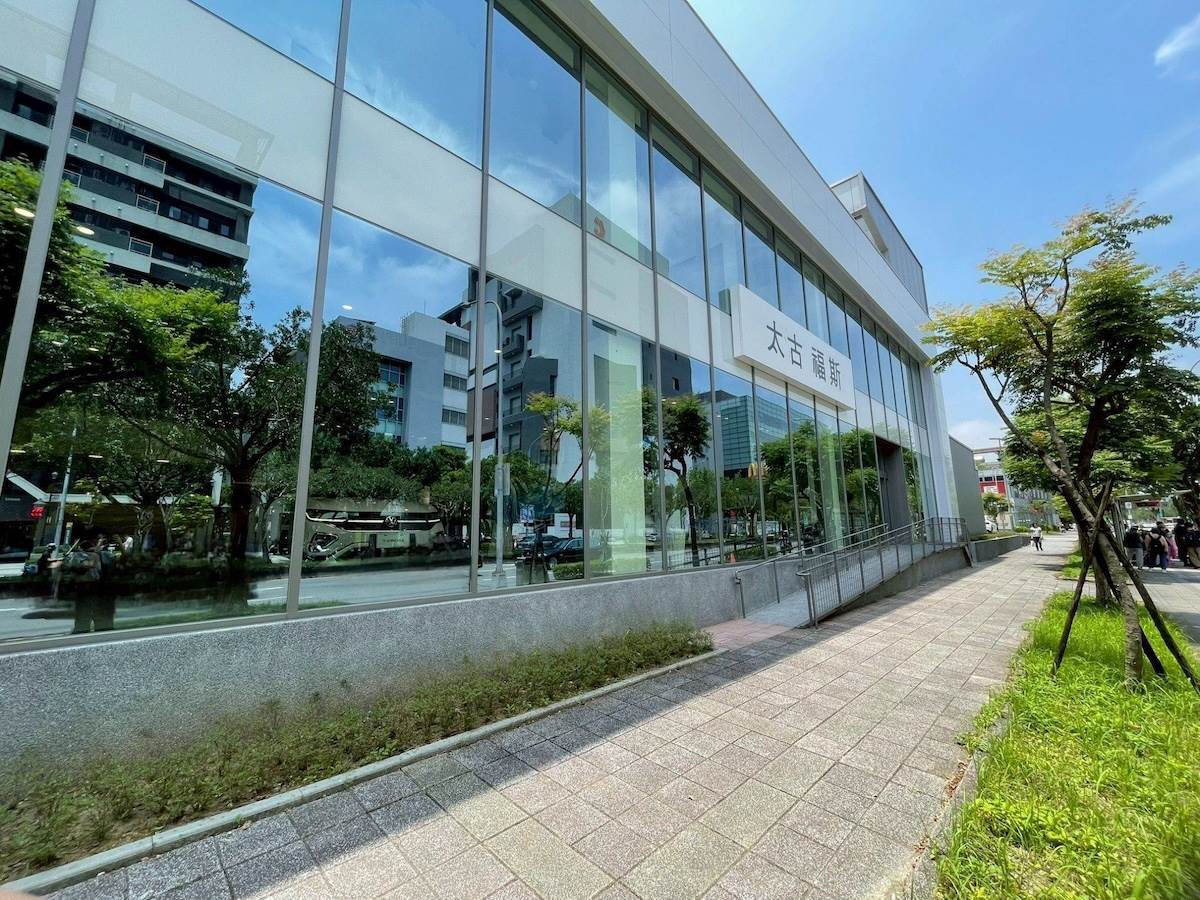 Volkswagen內湖旗艦展示中心占地約750坪,鄰近台北堤頂交流道,周邊商圈包含Costco、IKEA與眾多大型購物中心。(圖/台灣福斯汽車提供)