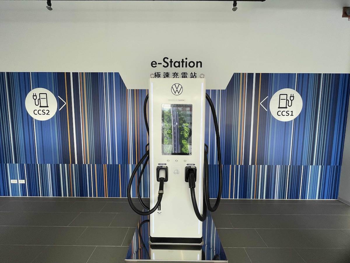 極速充電設備支援CCS1與CCS2兩種規格,最高輸出功率可達360kW。(圖/台灣福斯汽車提供)