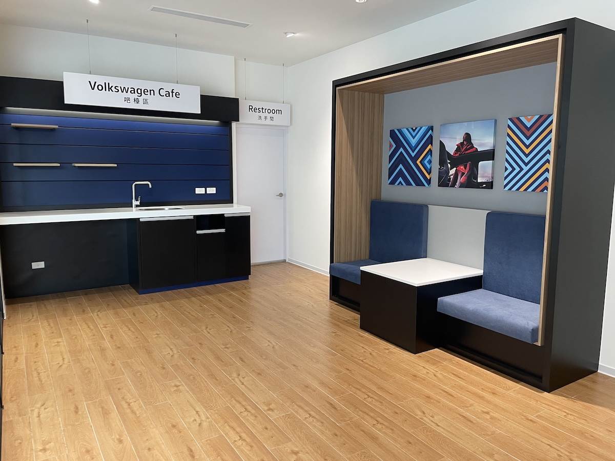室內EV充電專區與專屬休息區(每日9:00至21:00開放)。(圖/台灣福斯汽車提供)
