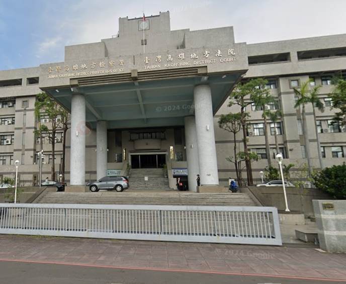 高雄地方法院審理後，認定兩人確有「公然猥褻」犯行，判處男子拘役40日。（圖／翻攝自Google maps）