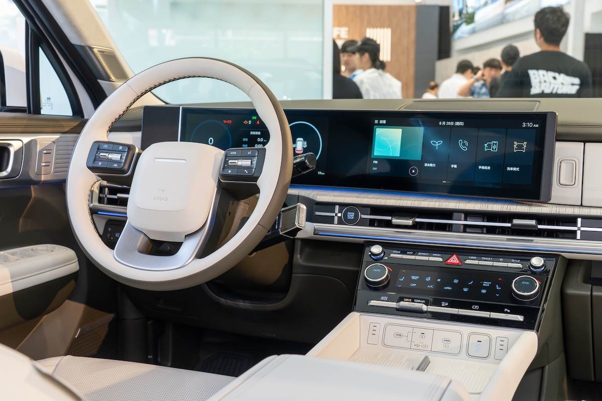 內裝標配典雅米白色，另可依個人風格選配墨黑或皮革棕色，且有Two-tone雙色皮質方向盤。（圖／林昱丞攝影）