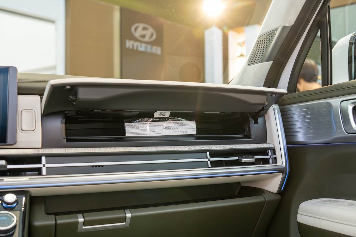 副駕駛前方擁有Easy-Clean紫外線殺菌置物箱。（圖／林昱丞攝影）