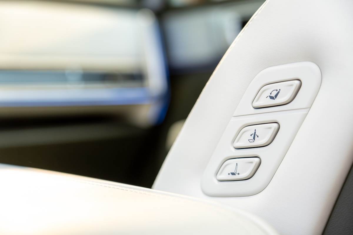 前方副駕駛座的Relaxion零重力座椅，可由後方的乘客進行調整，展現尊榮感。（圖／林昱丞攝影）