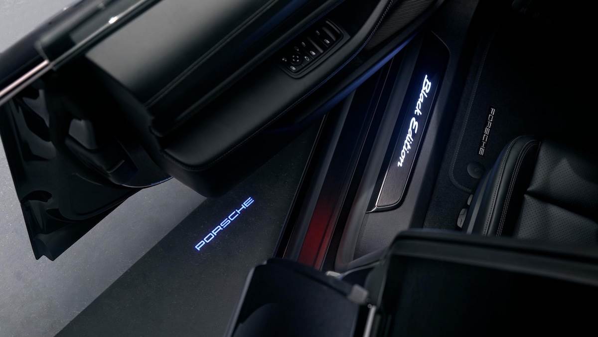 自發光黑色髮絲紋鋁合金車門檻。(圖/Porsche提供)