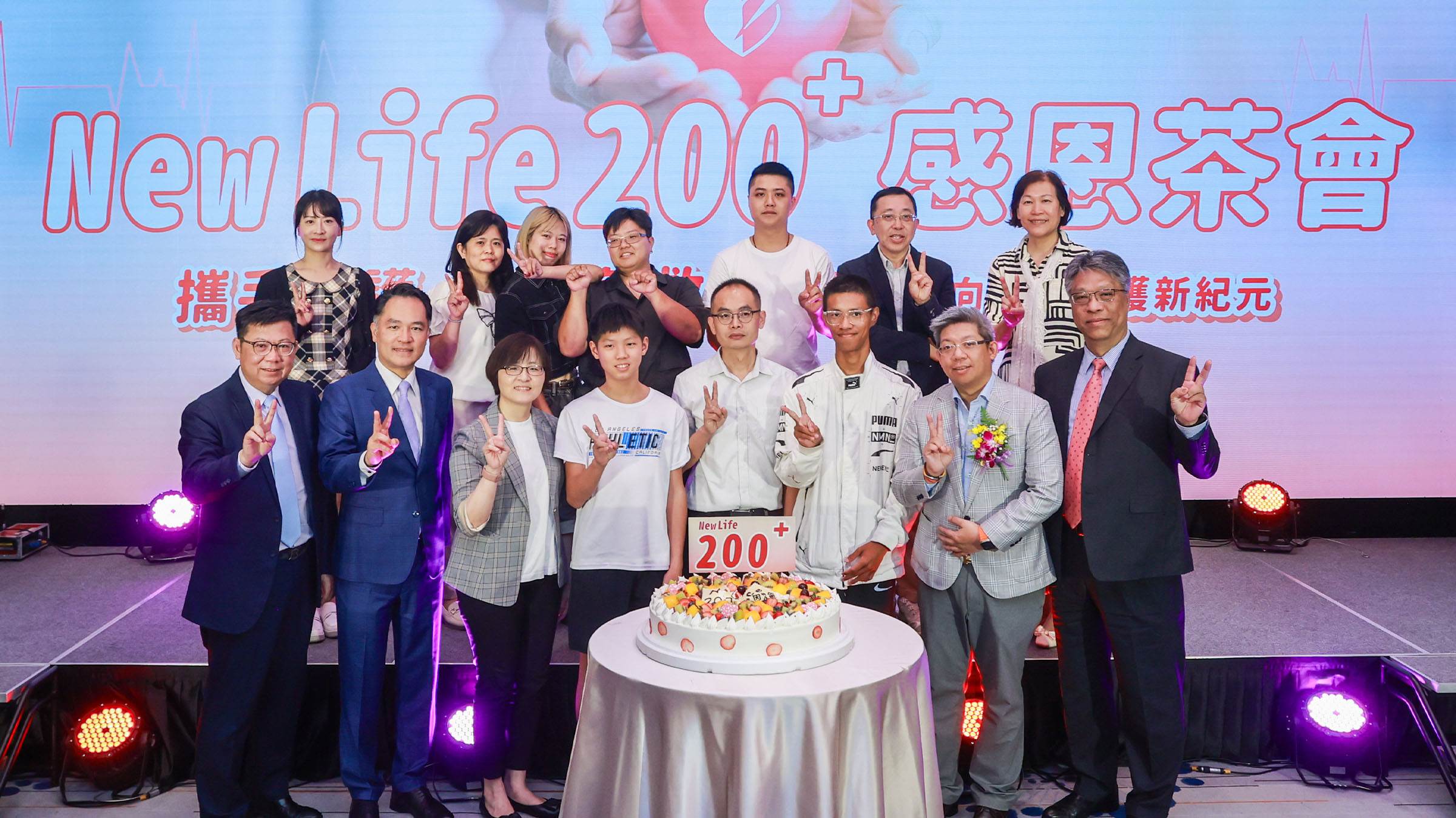 被救者與家人一同切下「重生蛋糕」，象徵愛與生命的延續。（圖／業者提供）