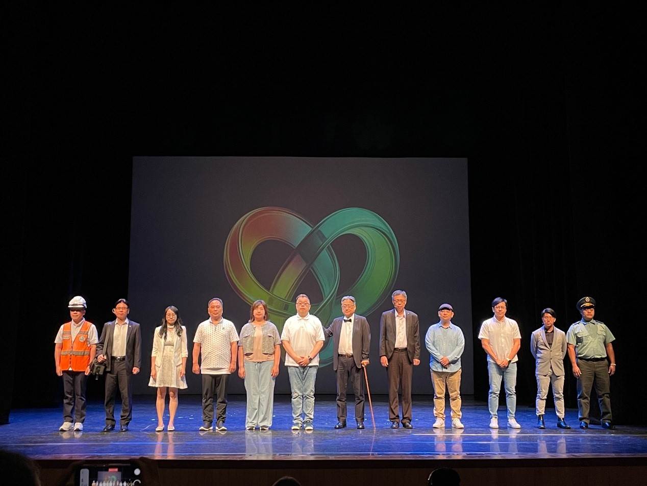 國際扶輪3523地區社長展演 , 社長生命故事 :都更傳奇全體演員謝幕。(圖/國際扶輪35232地區提供)