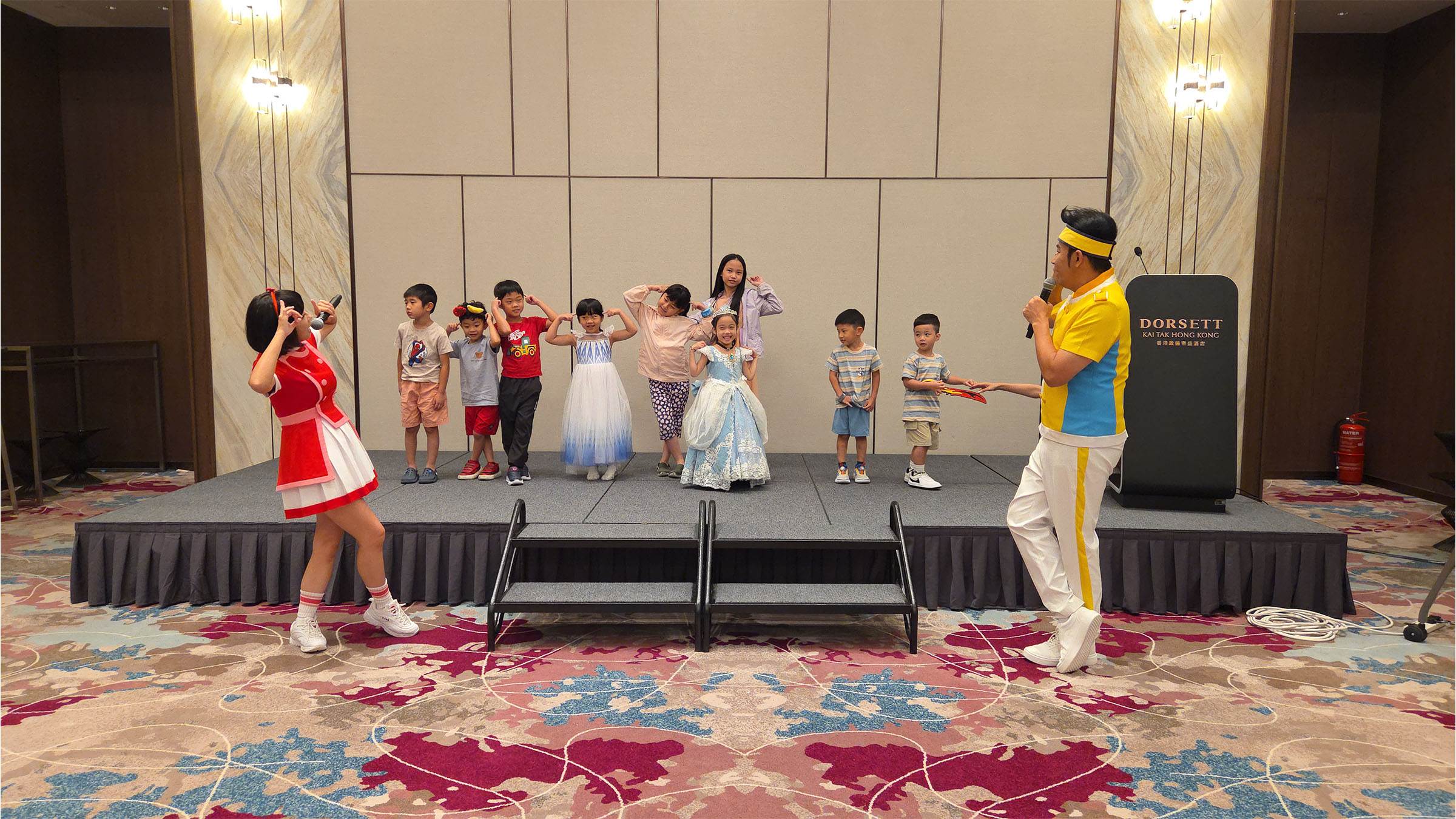 香蕉哥哥、草莓姐姐與小朋友互動熱烈。（圖／業者提供）