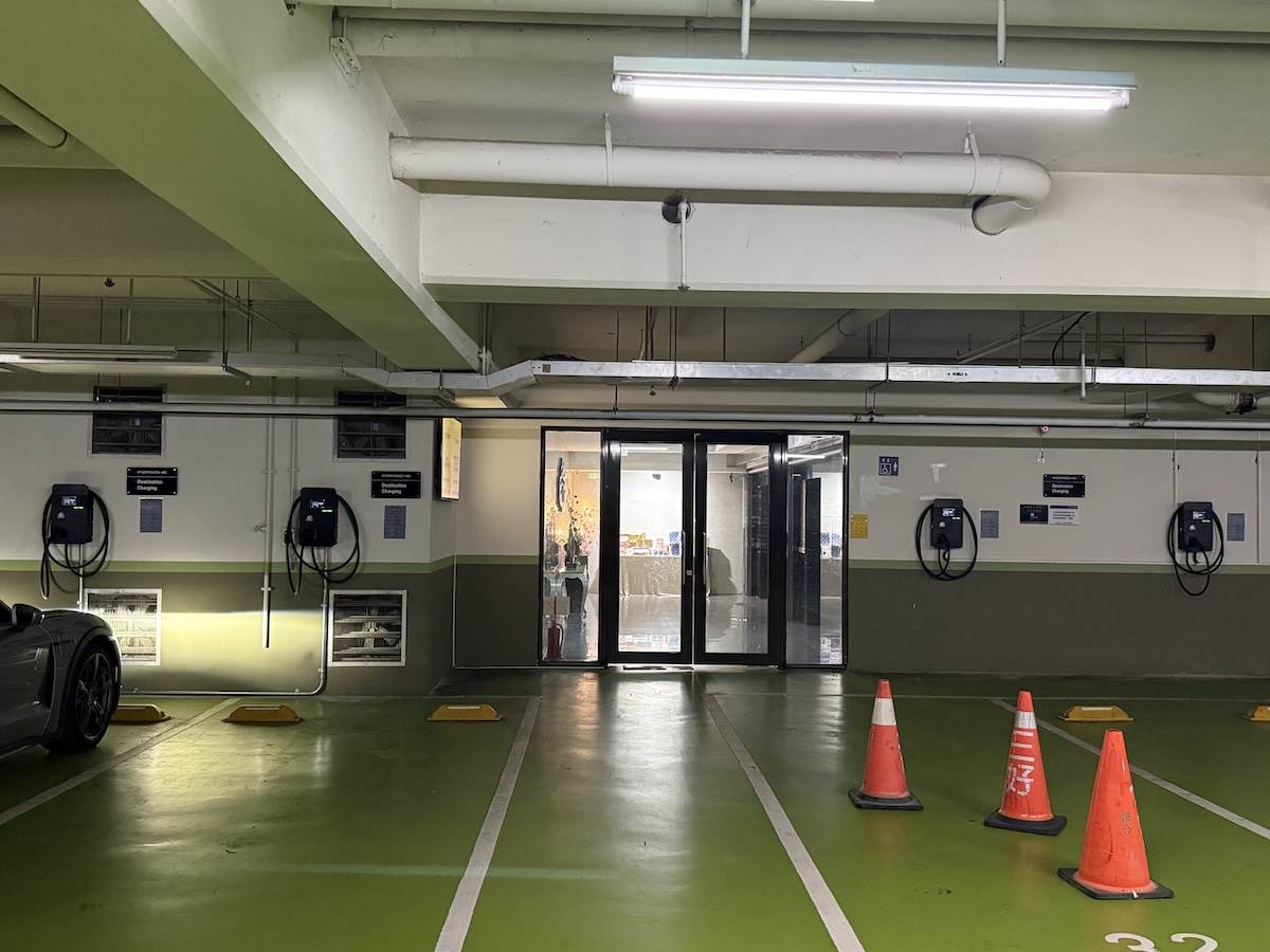 台灣保時捷在台南的「三好國際酒店」新設一座目的地充電站，場內充電設備總數達到四組。（圖／台灣保時捷提供）