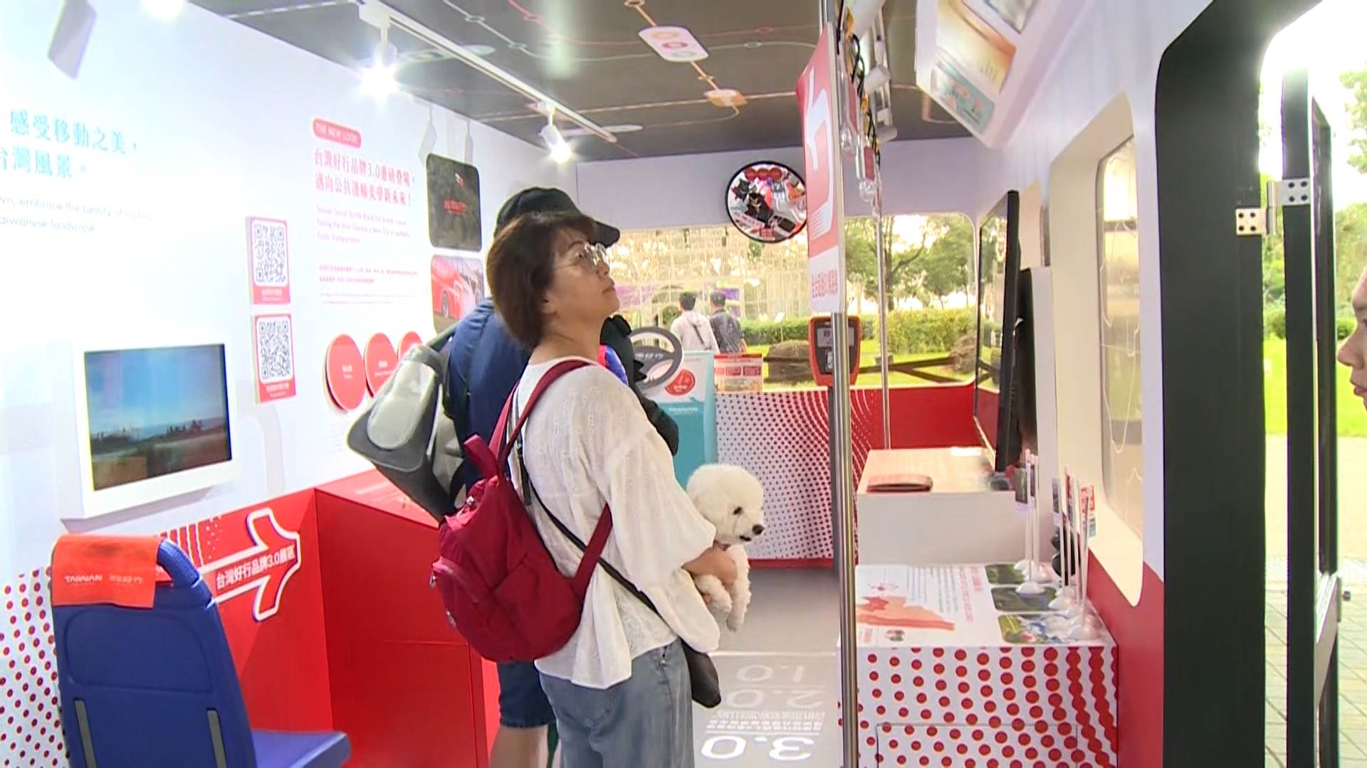 民眾直呼「還以為是真的車」，沉浸感十足。（圖／東森新聞）