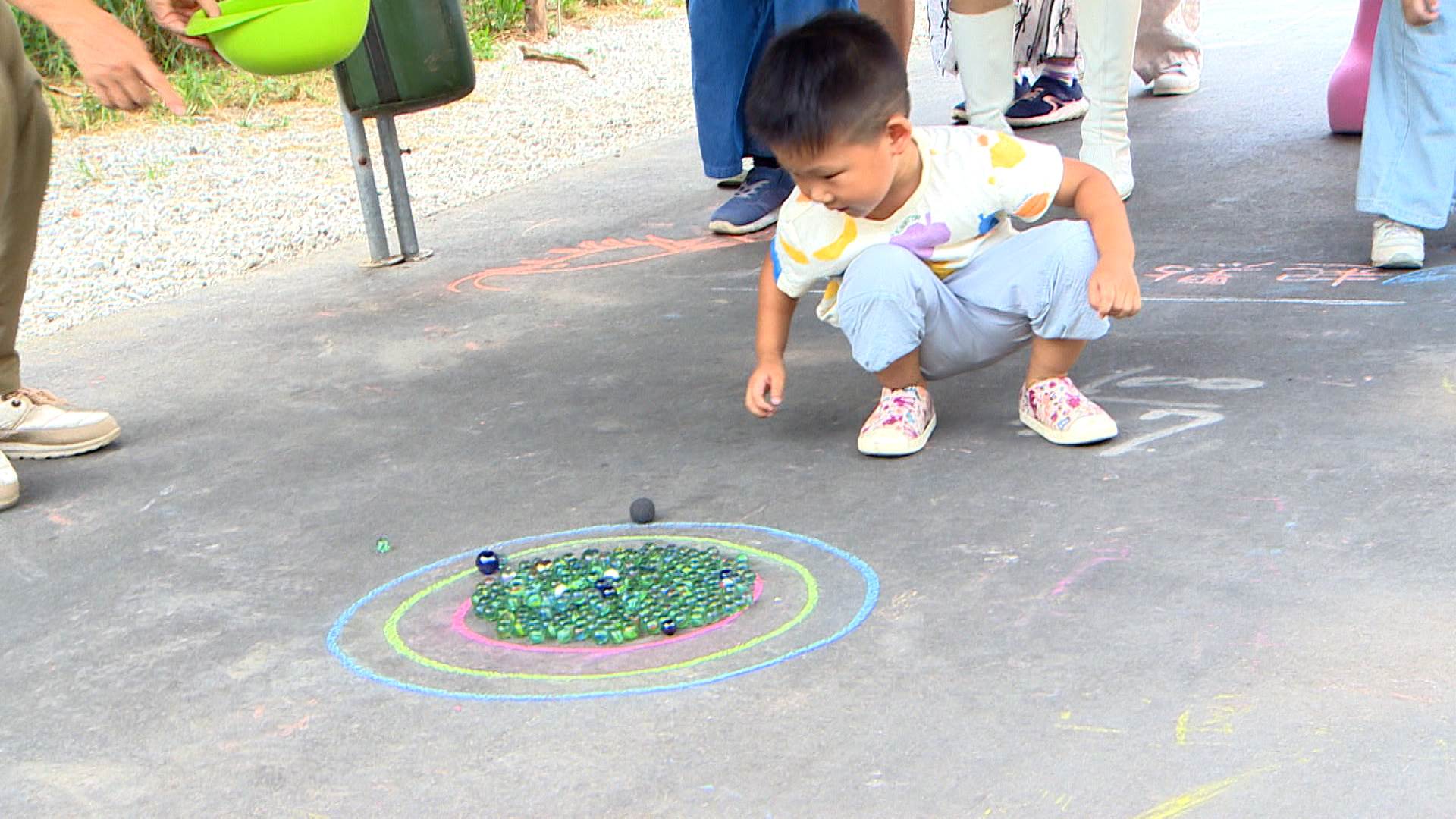 親子一起玩打彈珠遊戲。