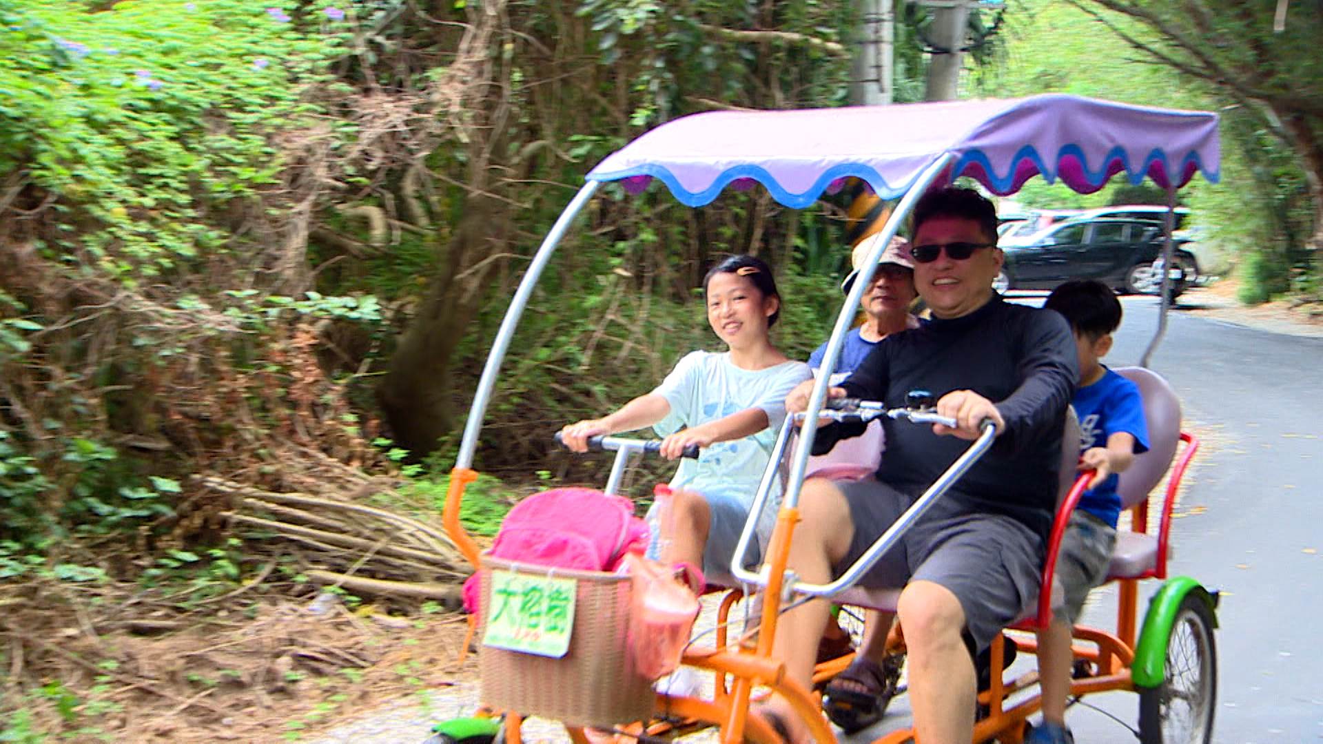 親子們一起騎上協力車，一起欣賞珍珠海岸沿路的美景。