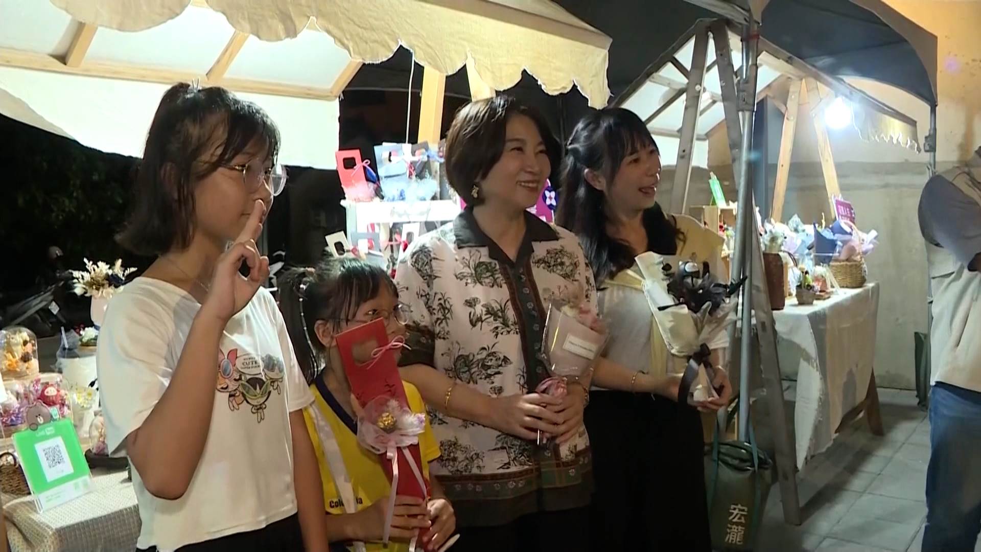 周春米縣長親手分送鮮花，為七夕增添濃濃幸福氛圍。（圖／東森新聞）