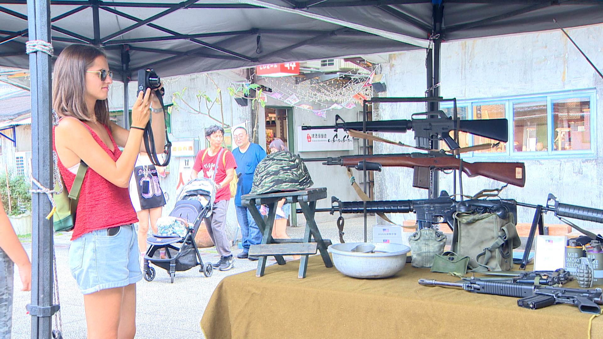 外國朋友對台灣獨特的軍事文化表現出濃厚興趣。