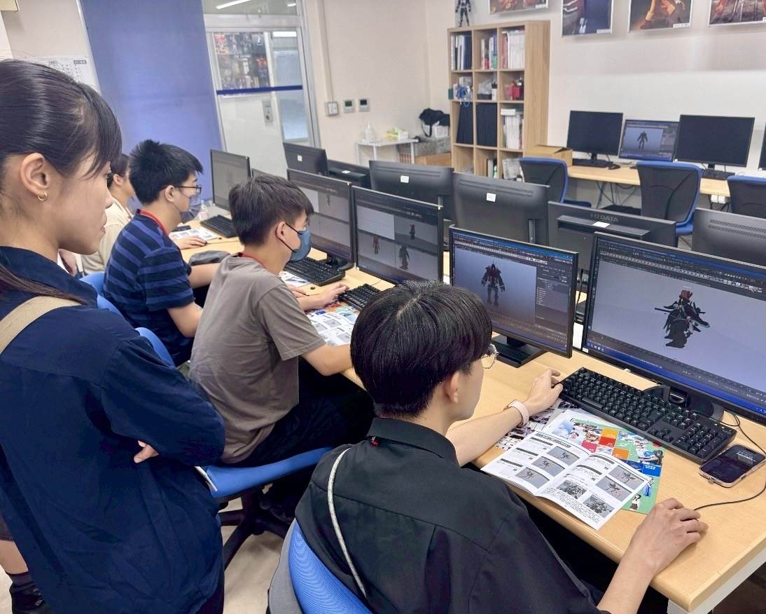 <a href='/search/tags/明新科大/' target='_blank'>明新科大</a>多媒體系暑假期間選送學生前往日本電子專門學校交流，於3D角色與動畫創作課程中，實際操作動畫互動科技。（圖／明新科大提供）