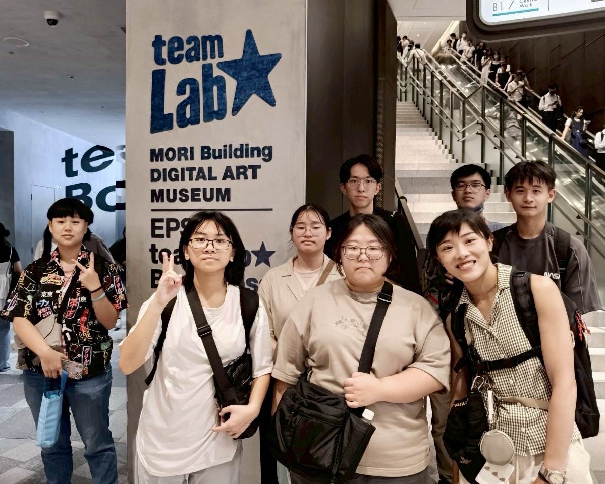 明新科大多媒體系學生前往日本東京交流，參訪杉並動畫博物館與teamLab Borderless數位藝術館，認識動畫發展歷史以及體驗最新的沉浸式互動藝術展演。（圖／明新科大提供）