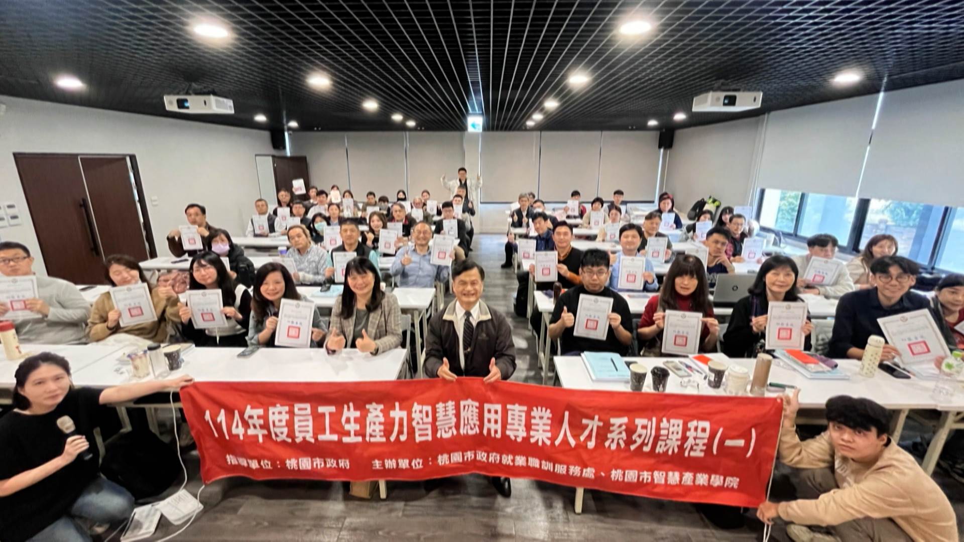 智慧產業學院透過「人才培育」以及「產業輔導」兩大引擎，推動中小企業轉型升級。（圖／東森新聞提供）