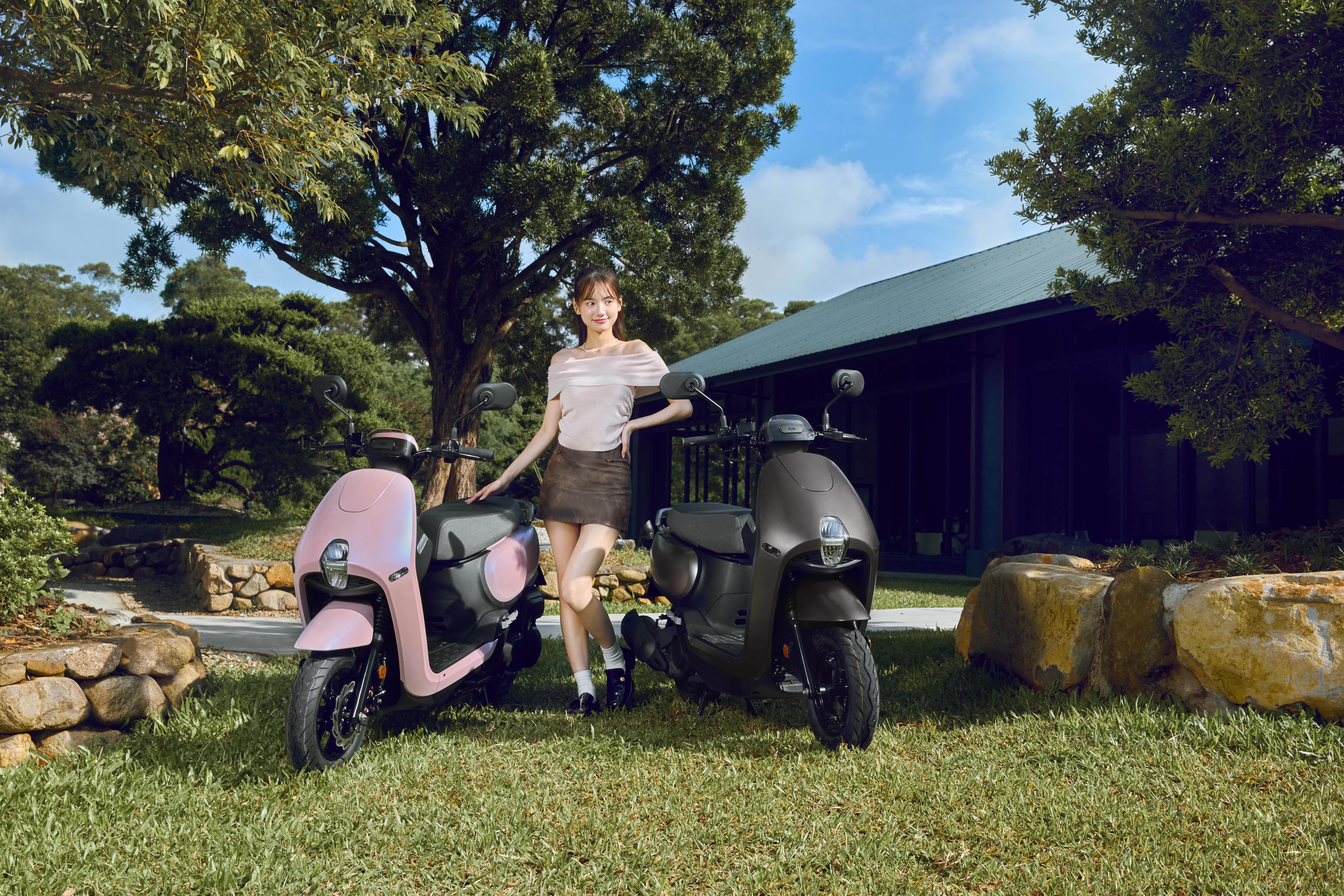 車色依光線呈現多變的迷人色澤，完美呼應年輕女性隨心切換的穿搭風格。（圖／SYM提供）