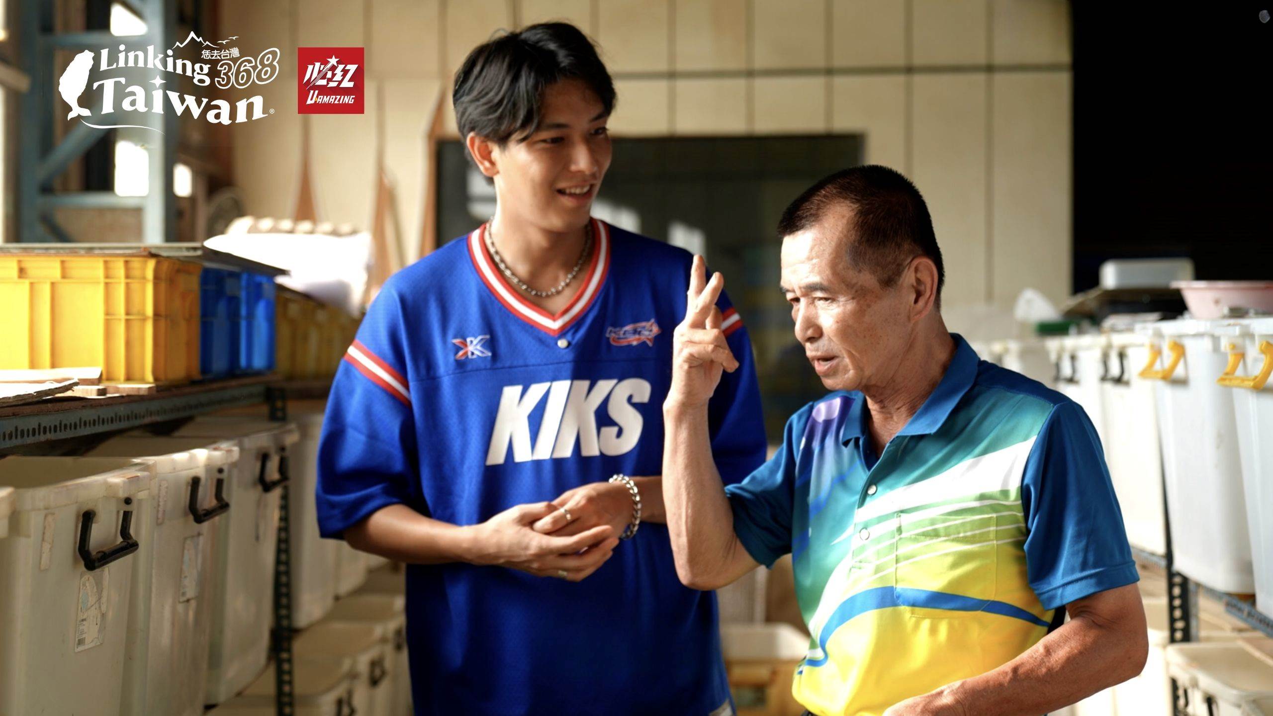 透過蟋蟀達人謝爵安的導覽，一樹更深入了解了從飼養到分辨牠們叫聲背後的各種意義！（圖／Linking 368 Taiwan恁去台灣提供）