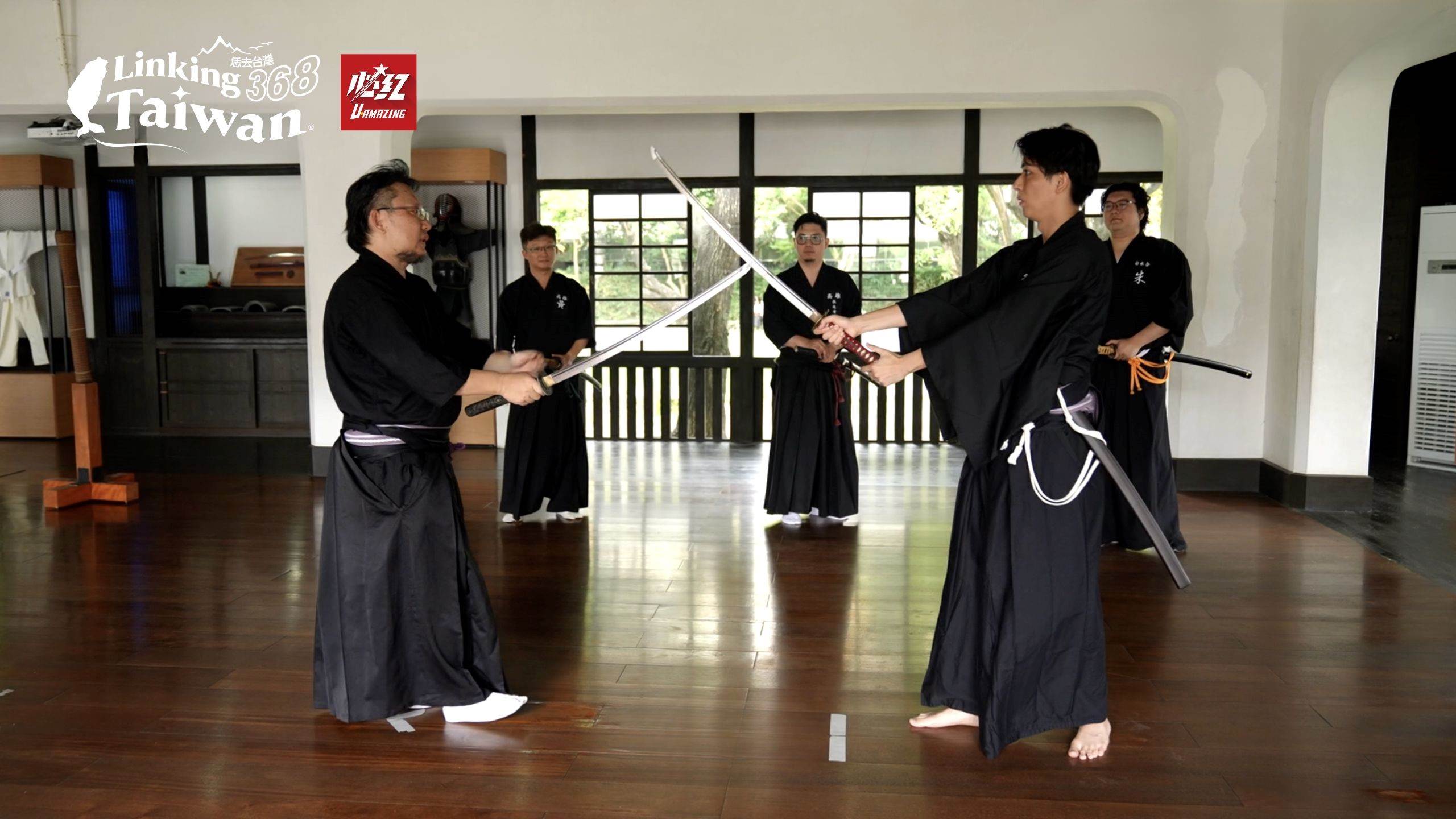 這棟武士精神與日本建築工藝並存的建築，已轉型為藝文展覽空間，仍保留武道場原有的樑柱與榫接，走在其中，彷彿能聽見劍道劃破空氣的聲音與歷史的回響。（圖／Linking 368 Taiwan恁去台灣提供）