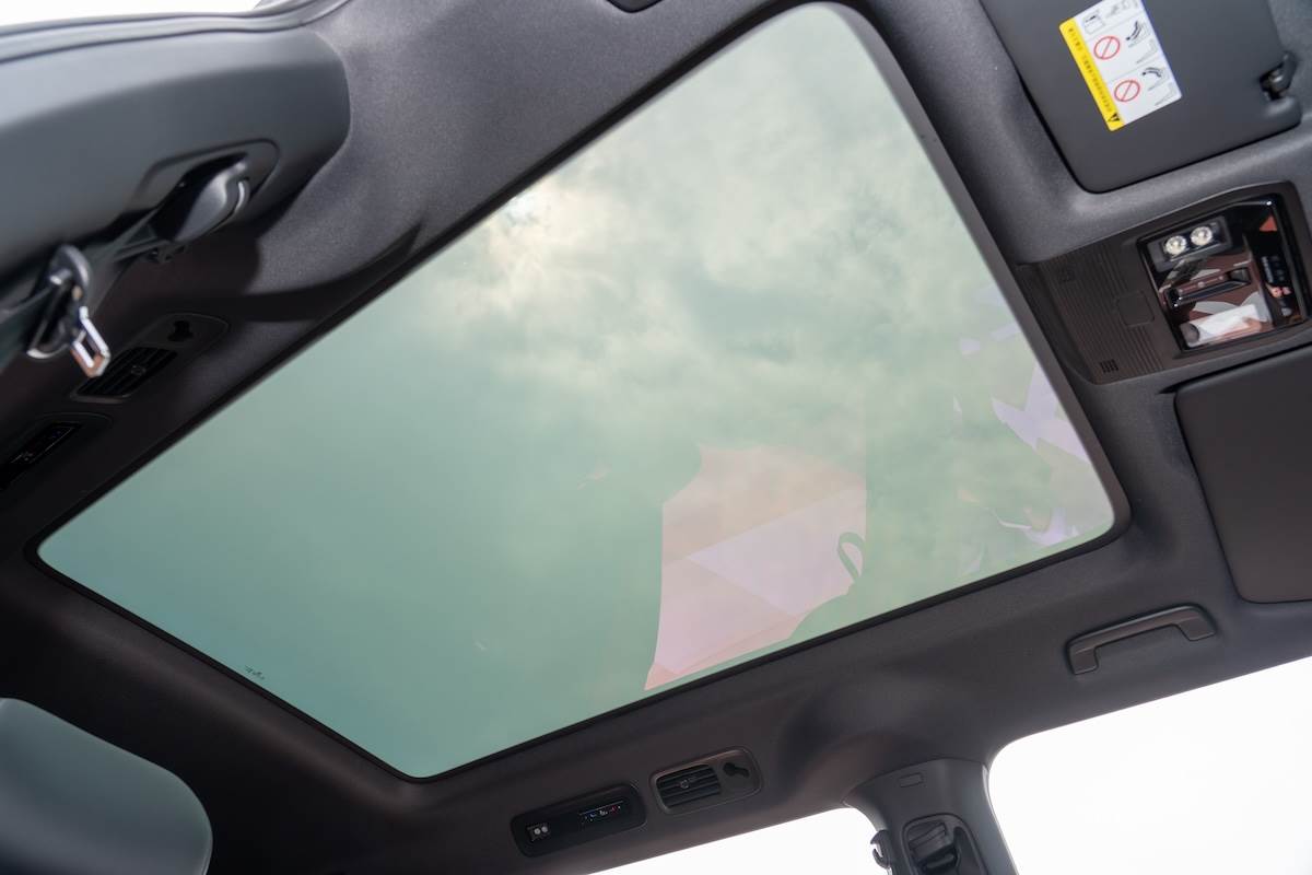 配備Smart Glass智能可變色全景玻璃車頂。（圖／林昱丞攝影）