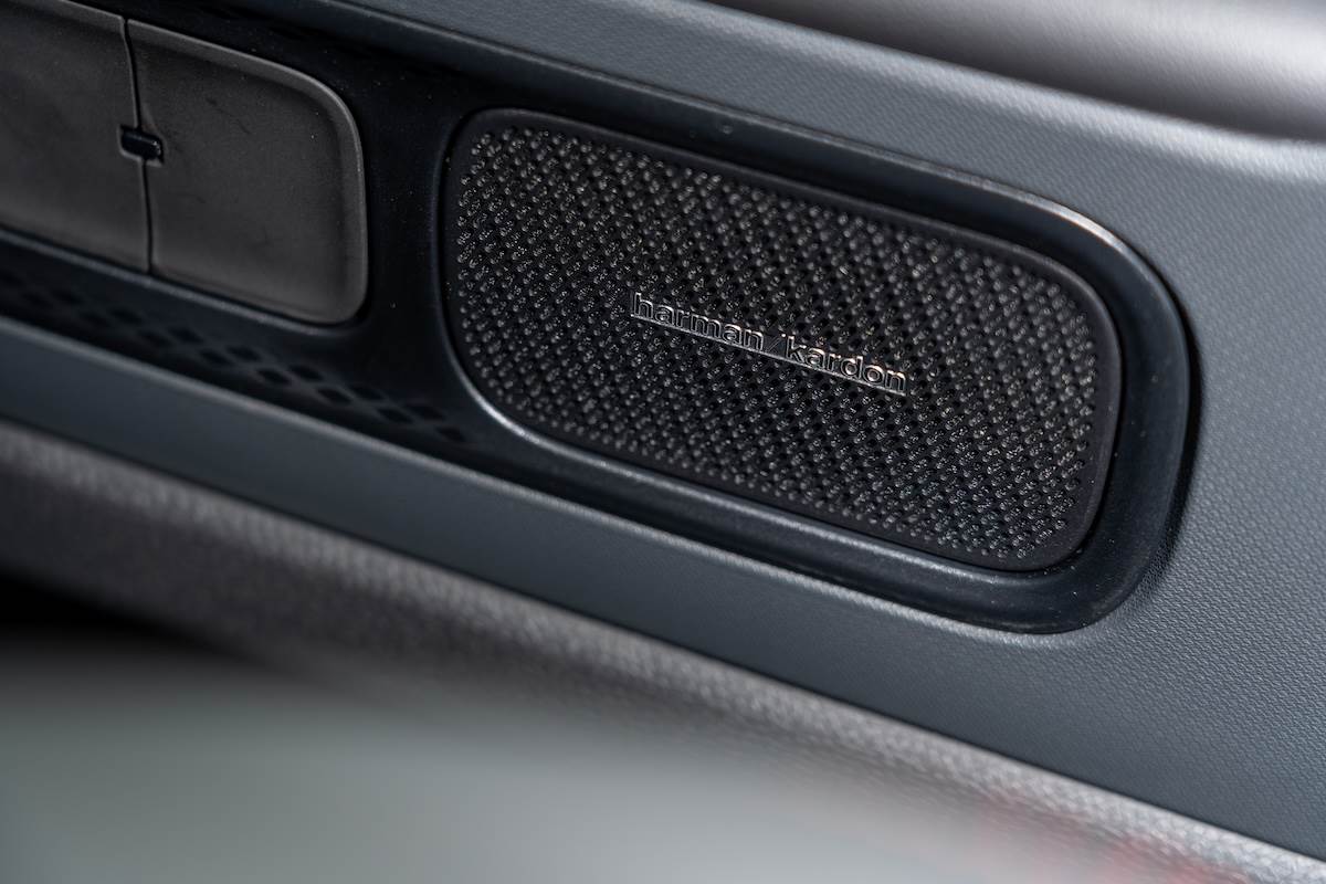 Harman Kardon頂級車用環繞音響系統為標配。（圖／林昱丞攝影）