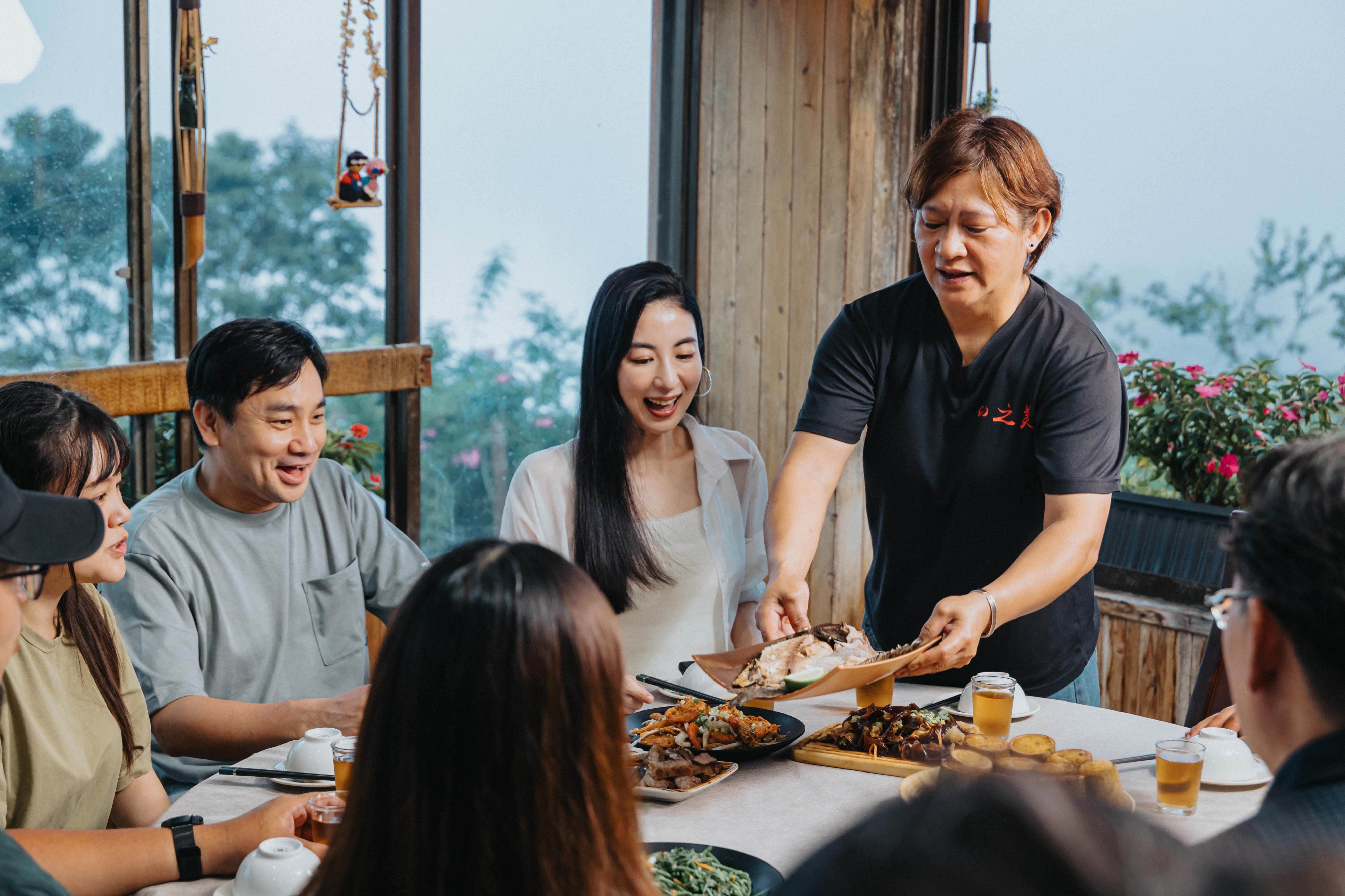 大久保麻梨子與在地居民互動，深入體驗嘉義豐厚的人文底蘊與溫暖人情。（圖／嘉義縣文化觀光局提供）