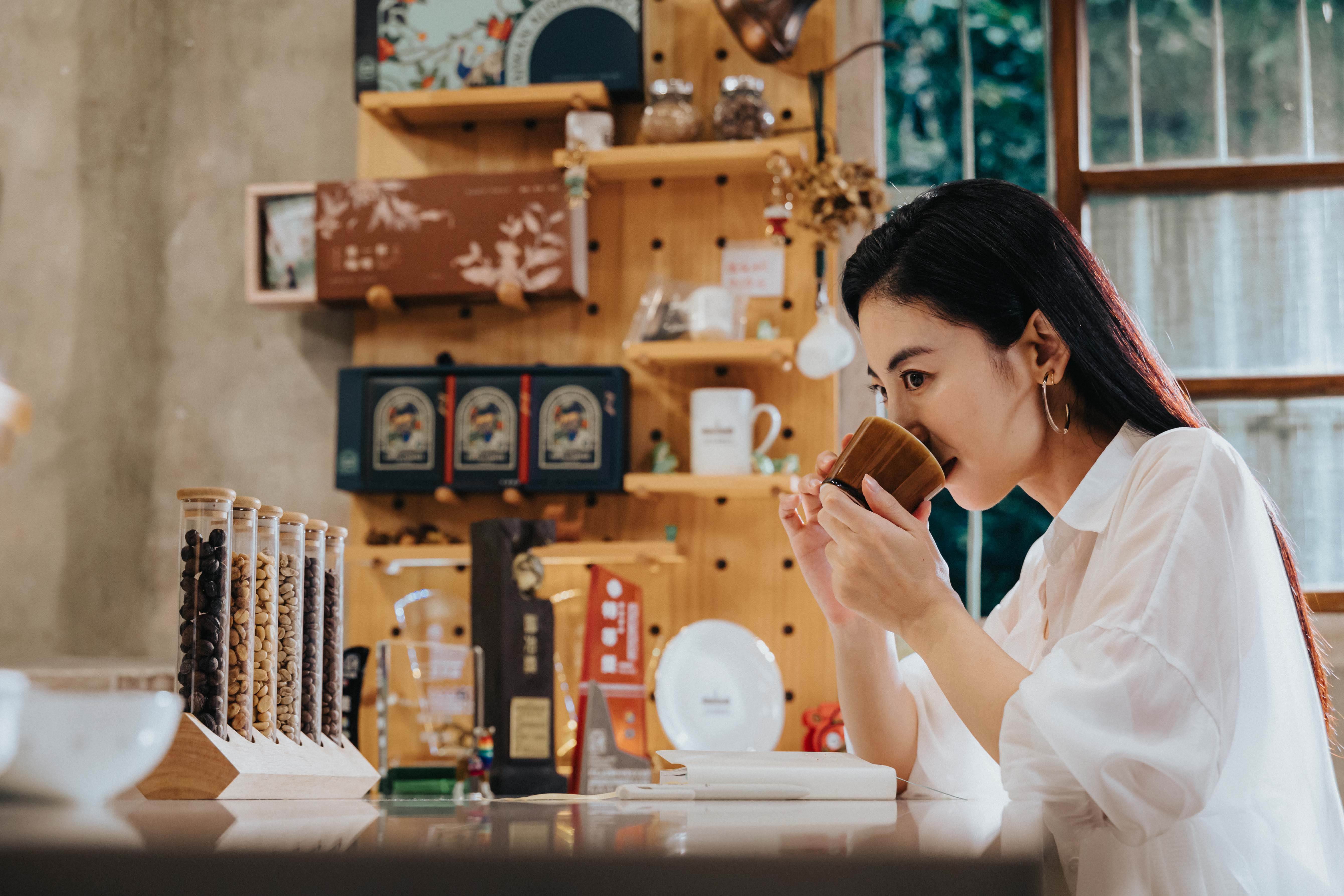 啜飲來自阿里山的精品咖啡，感受咖啡豆背後的土地故事。（圖／嘉義縣文化觀光局提供）
