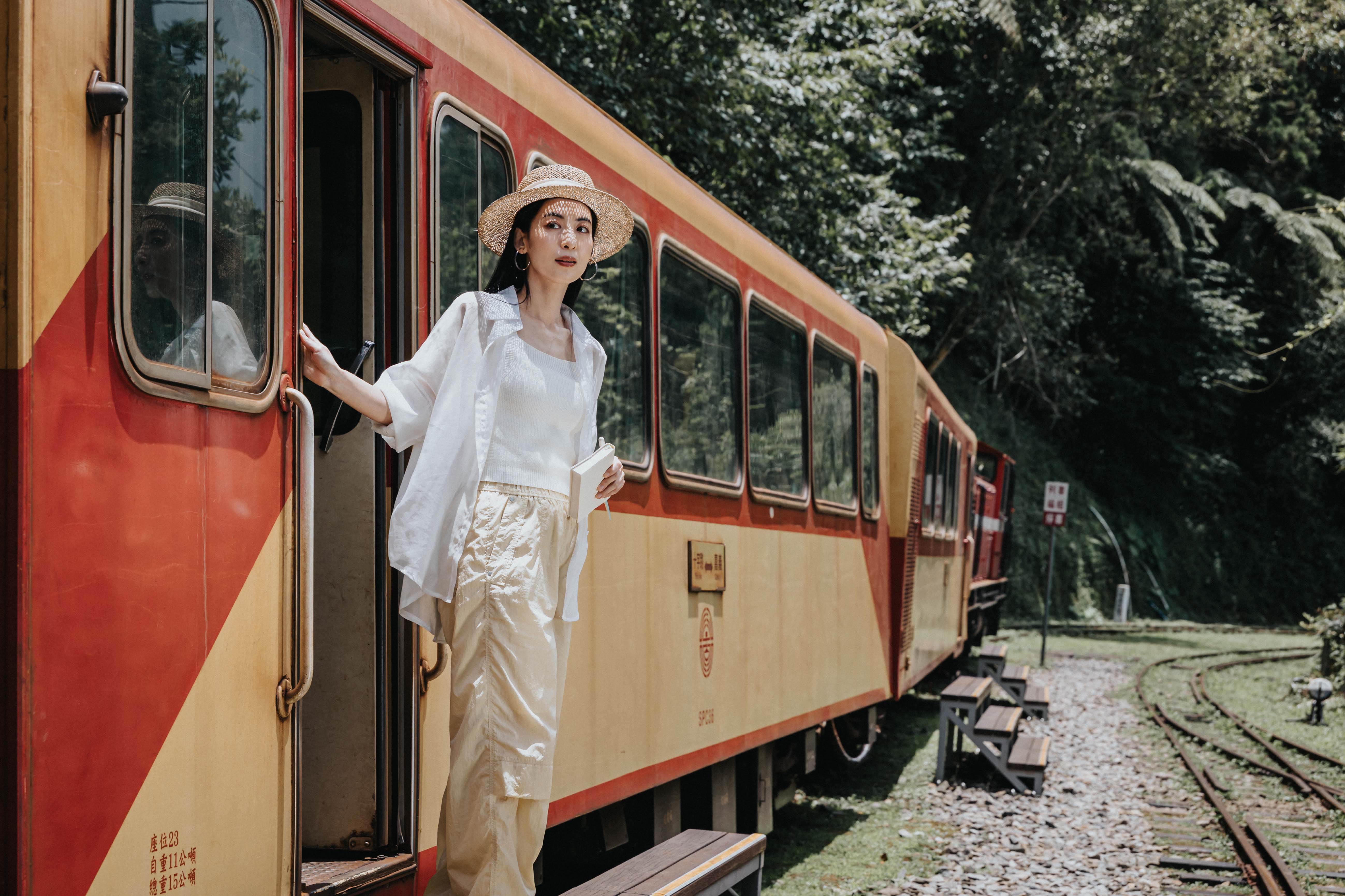 大久保麻梨子穿梭於阿里山森林鐵道的林間隧道，感受百年小火車蜿蜒而上的浪漫氛圍。（圖／嘉義縣文化觀光局提供）