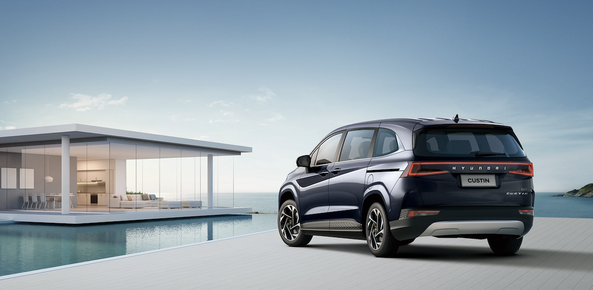 外觀換上更具有都會典雅的亮鉻幾何水箱護罩，輪圈尺寸維持18吋，但從雙色旋切鋁圈變成多輻投射鋁圈。圖為Custin 1.5車型。（圖／南陽實業提供）