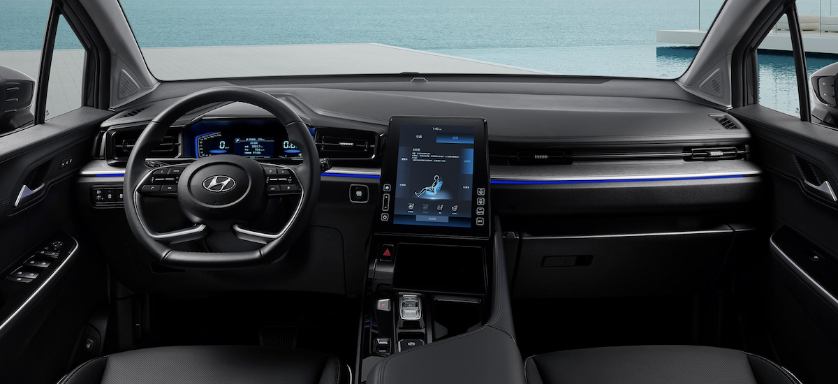 Hyundai SmartSense、10.4吋整合式多媒體系統、衛星導航、SVM環景影像輔助、LED鑽石式頭燈、恆溫空調等，都是全車系標配。圖為Custin 1.5車型。（圖／南陽實業提供）