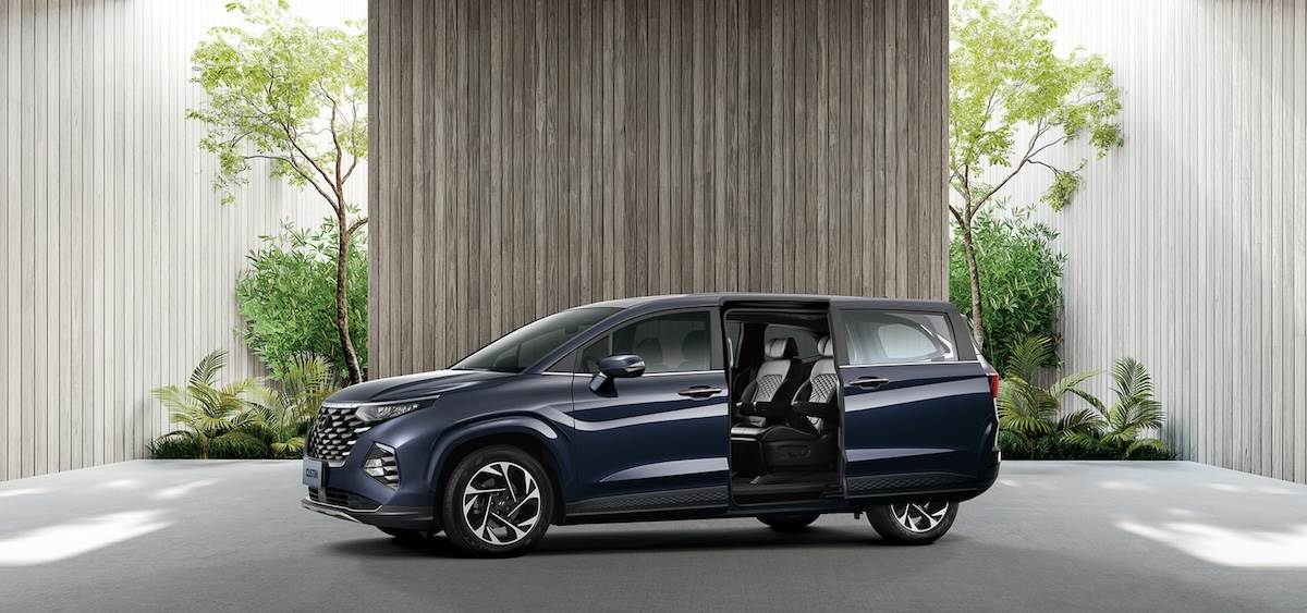 2.0雙車型都搭載雙側感應式電動側滑門，也有智慧感應式電動尾門。圖為Custin 1.5車型。（圖／南陽實業提供）