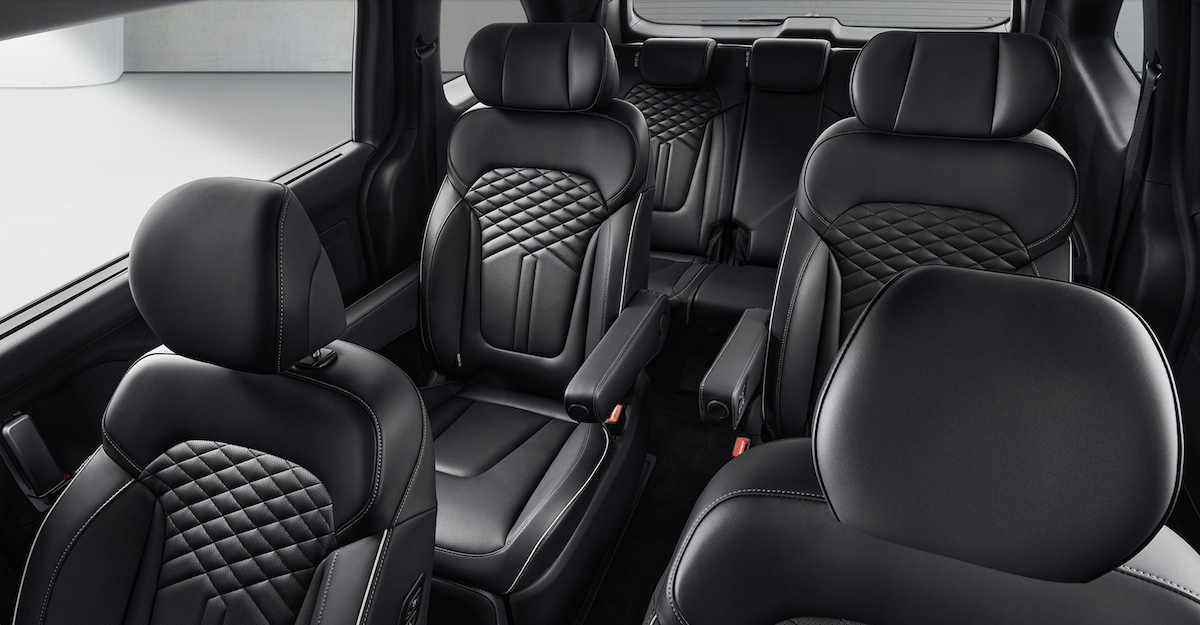 皮椅皆採用棕黑色的設計，另外「JBL數位音效處理系統」是2.0車型的專屬配備。圖為Custin 1.5車型。（圖／南陽實業提供）