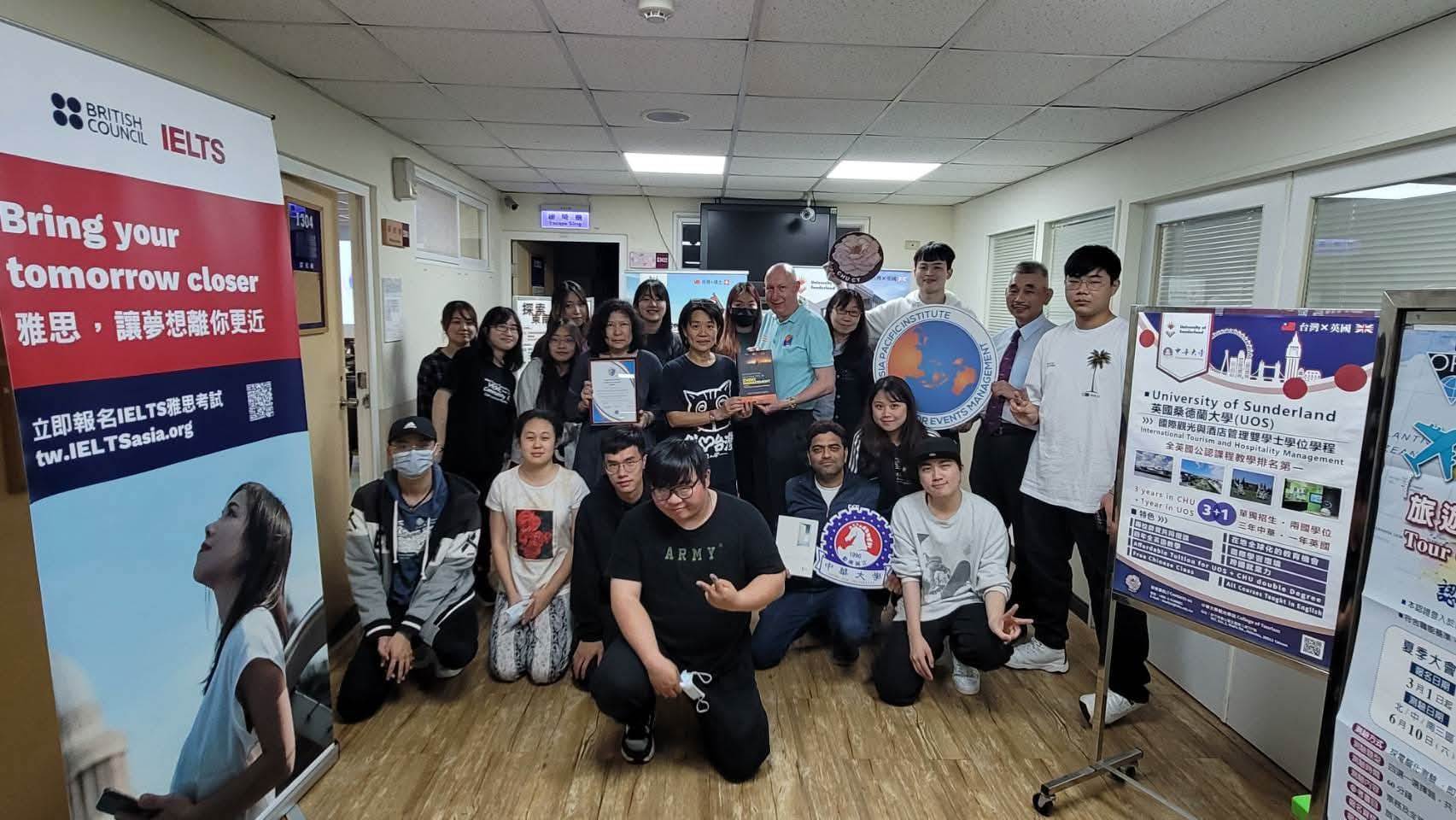 APIEM主席暨中華大學講座教授David Hind，每年親臨中華大學分享國際會展趨勢，深化學術與<a href='/search/tags/產業連結/' target='_blank'>產業連結</a>。（圖／中華大學提供）